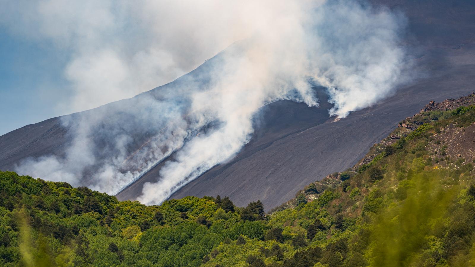 Füst száll fel az Etna vulkán kráteréből még 2025. június 2-án