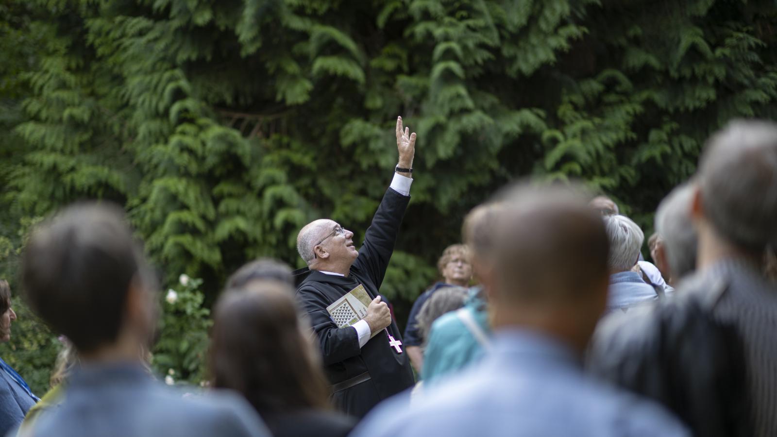 Hortobágyi T. Cirill főapát egy arborétumi sétán