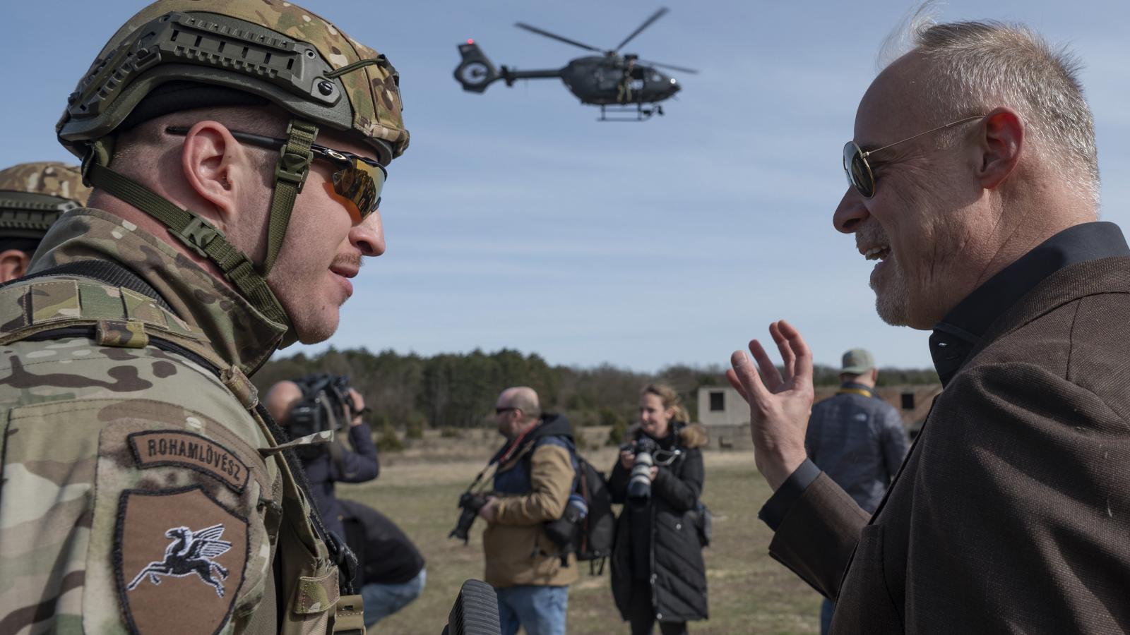 Pálinkás Szilveszter és Szalay-Bobrovniczky Kristóf a S.E.R.E.G. című sorozat médianapján az újdörögdi romvárosban 2024. március 26-án