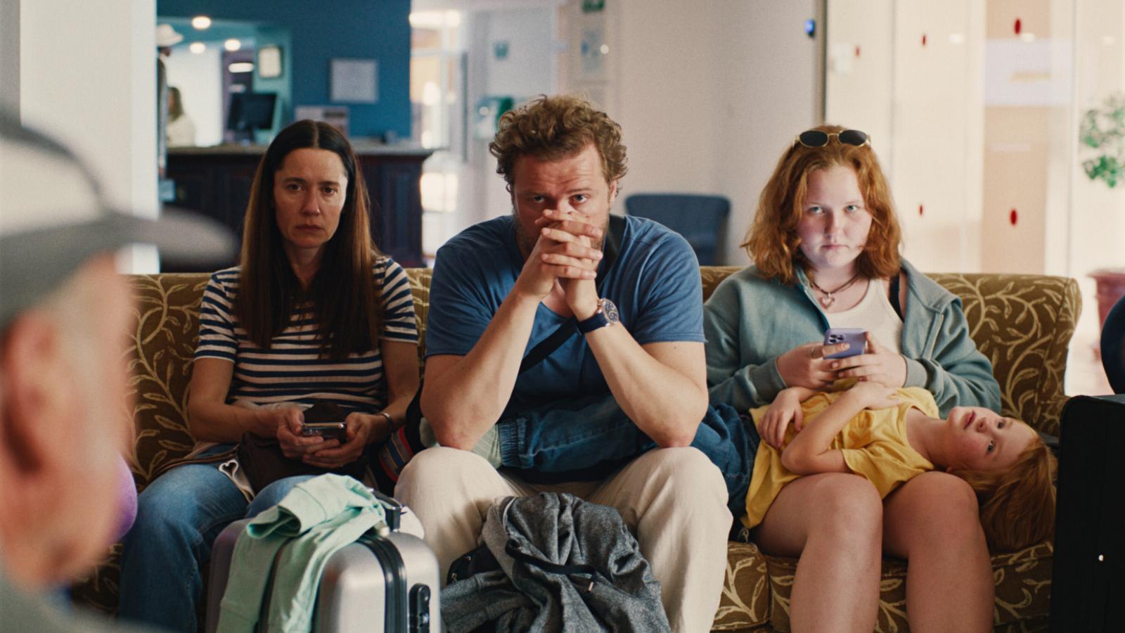 A színészek saját nevükkel játszanak, sok jelenet improvizációból épült