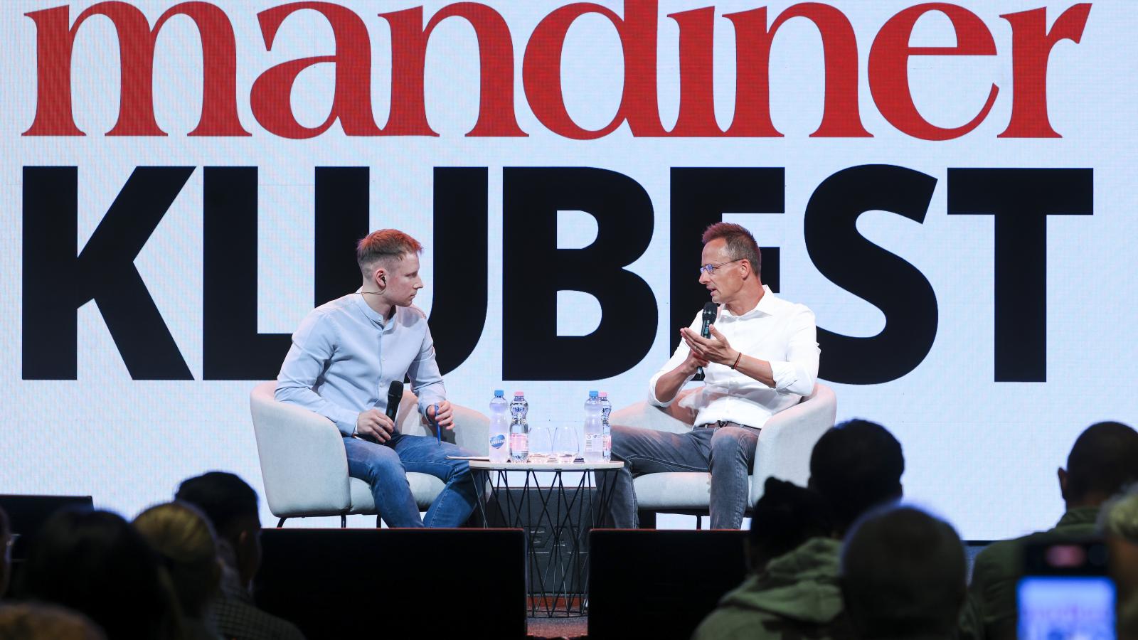 Szijjártó Péter külgazdasági és külügyminiszter a Mandiner Klubest pódiumbeszélgetésén