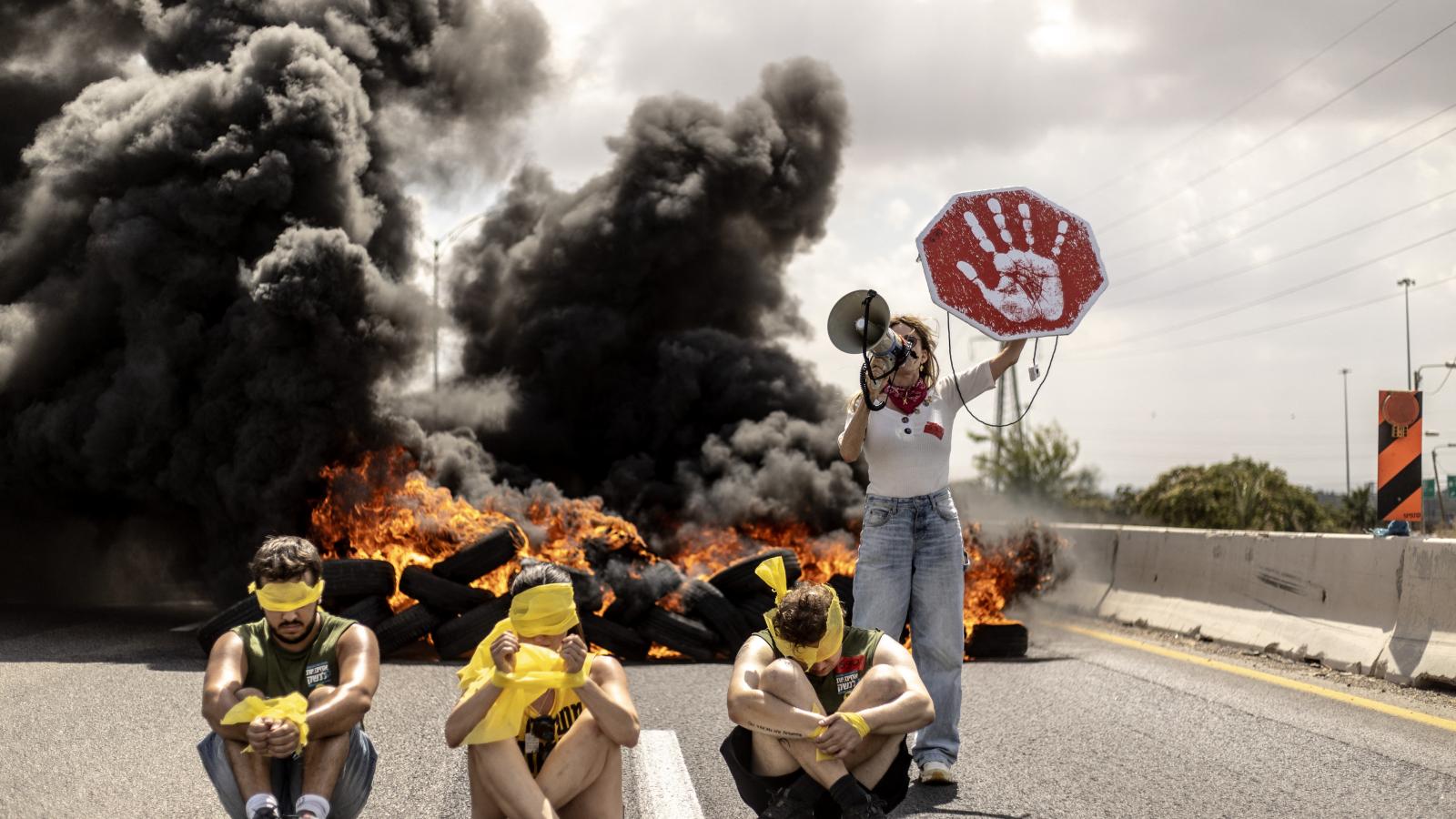 A tüntetők a letárgyalt tűzszünet Izrael általi elfogadását követelik