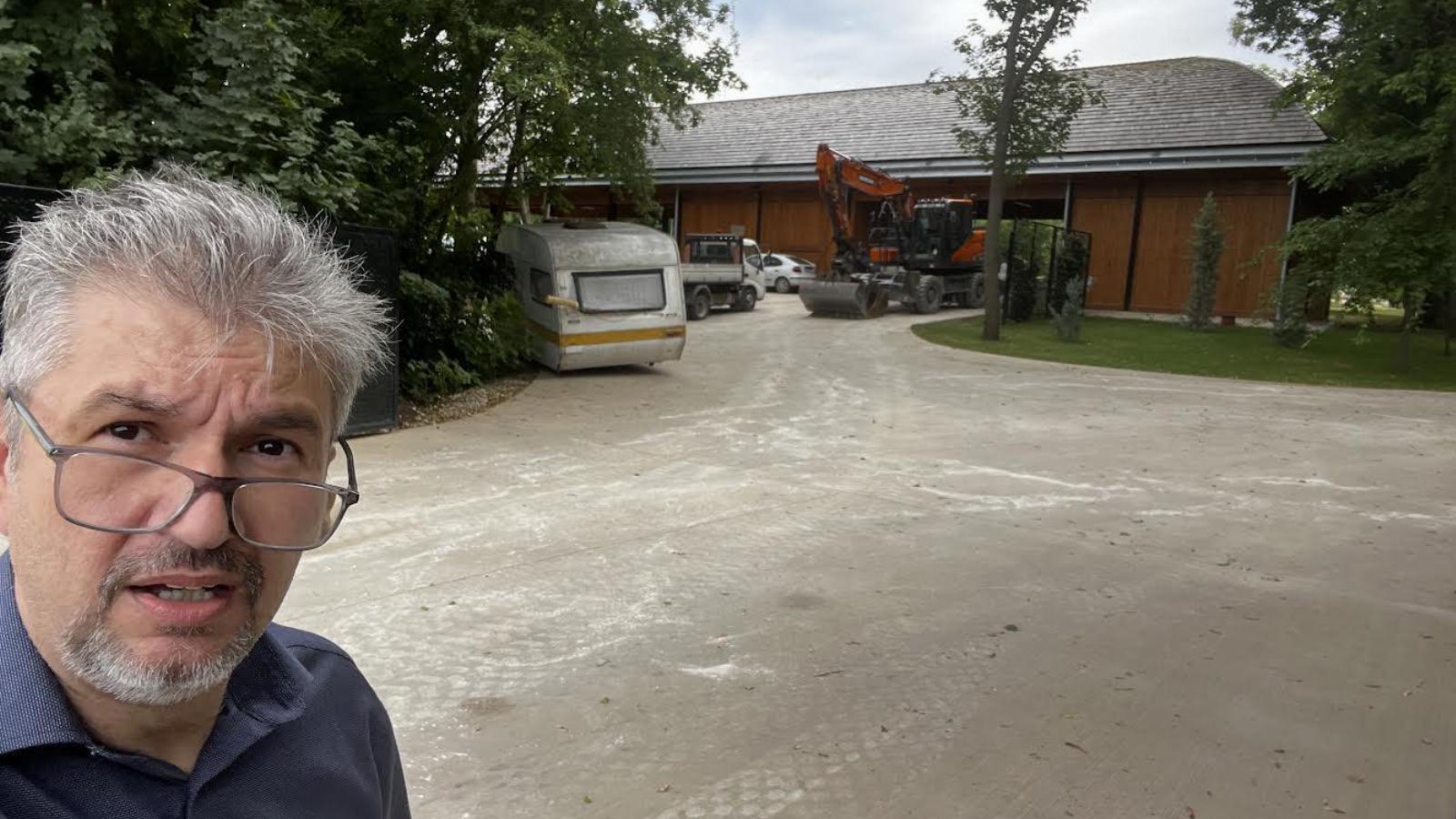 Hadházy Ákos Hatvanpusztán. 