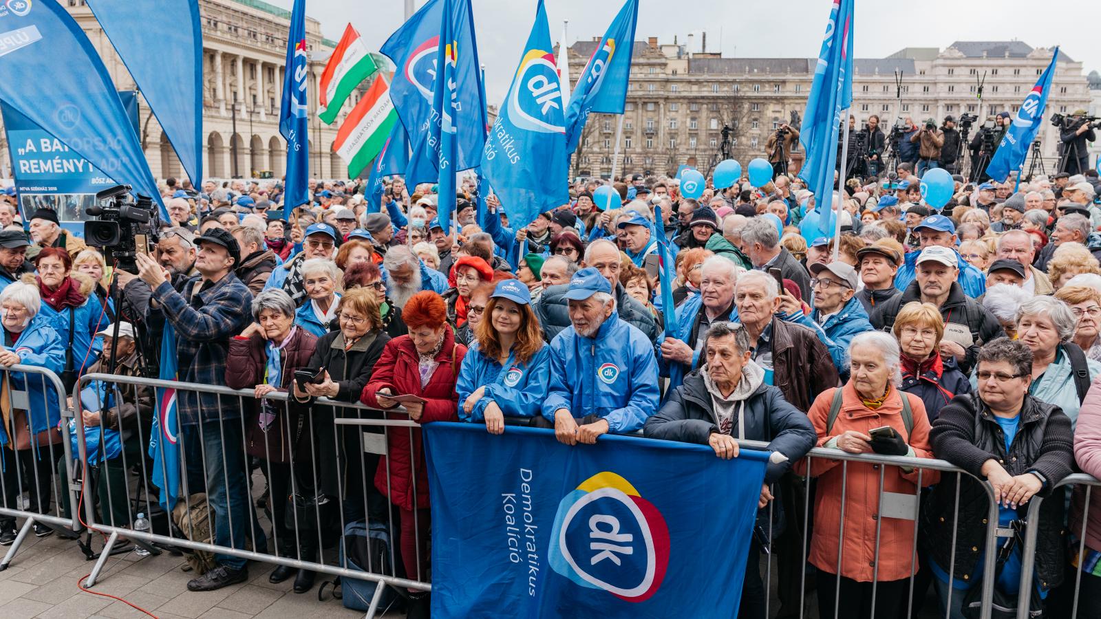 DK-s szimpatizánsok egy 2024-es budapesti, ellenzéki tüntetésen