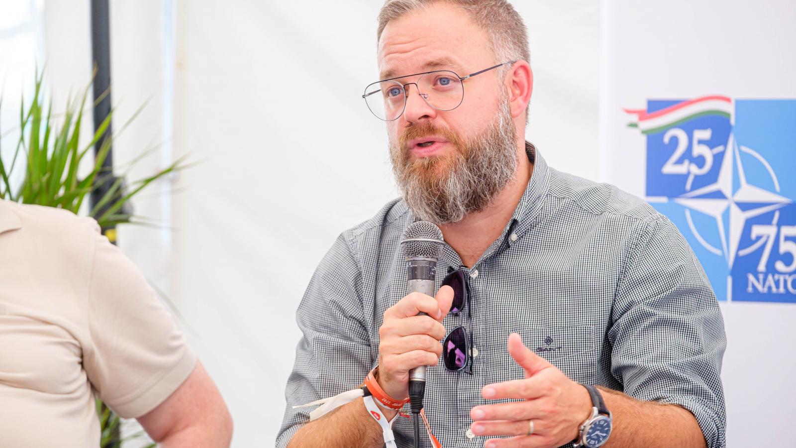 Orbán Balázs szerint álhír, hogy Orbán Viktor rávenné Donald Trumpot az oroszokat sújtó szankciók visszavonására