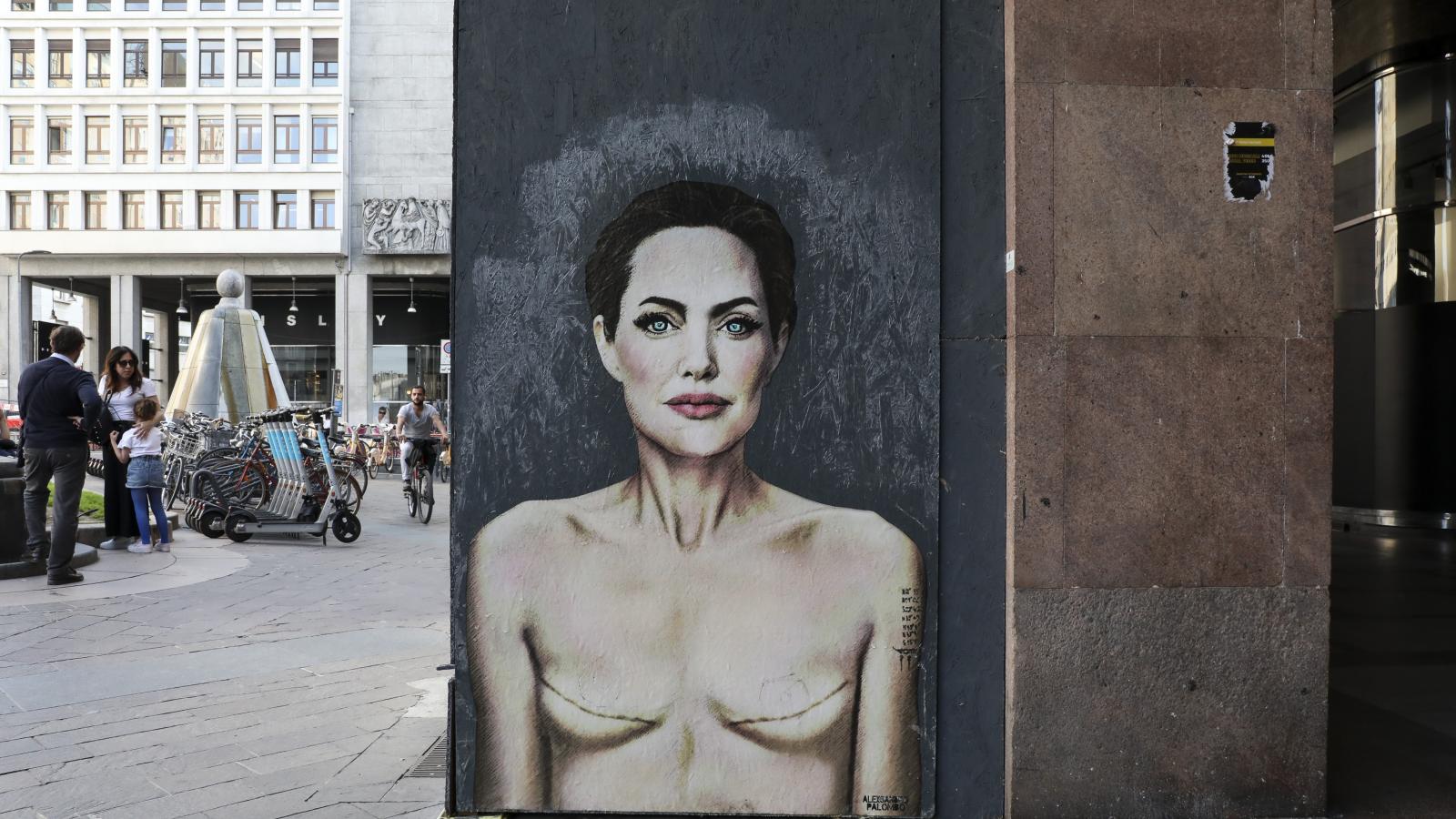Az emlőeltávolításon átesett Angelina Jolie egy 2023-as milánói graffitin