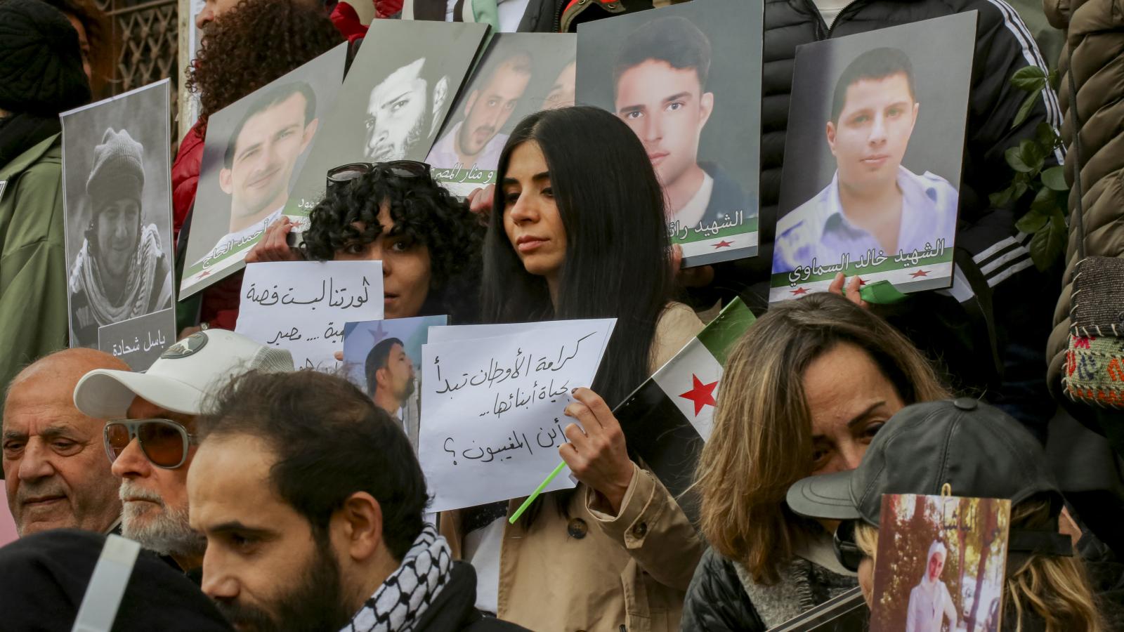 Nyilvános gyászszertartás az Asszad-rezsim áldozataiért 2024. december 27-én Damaszkuszban