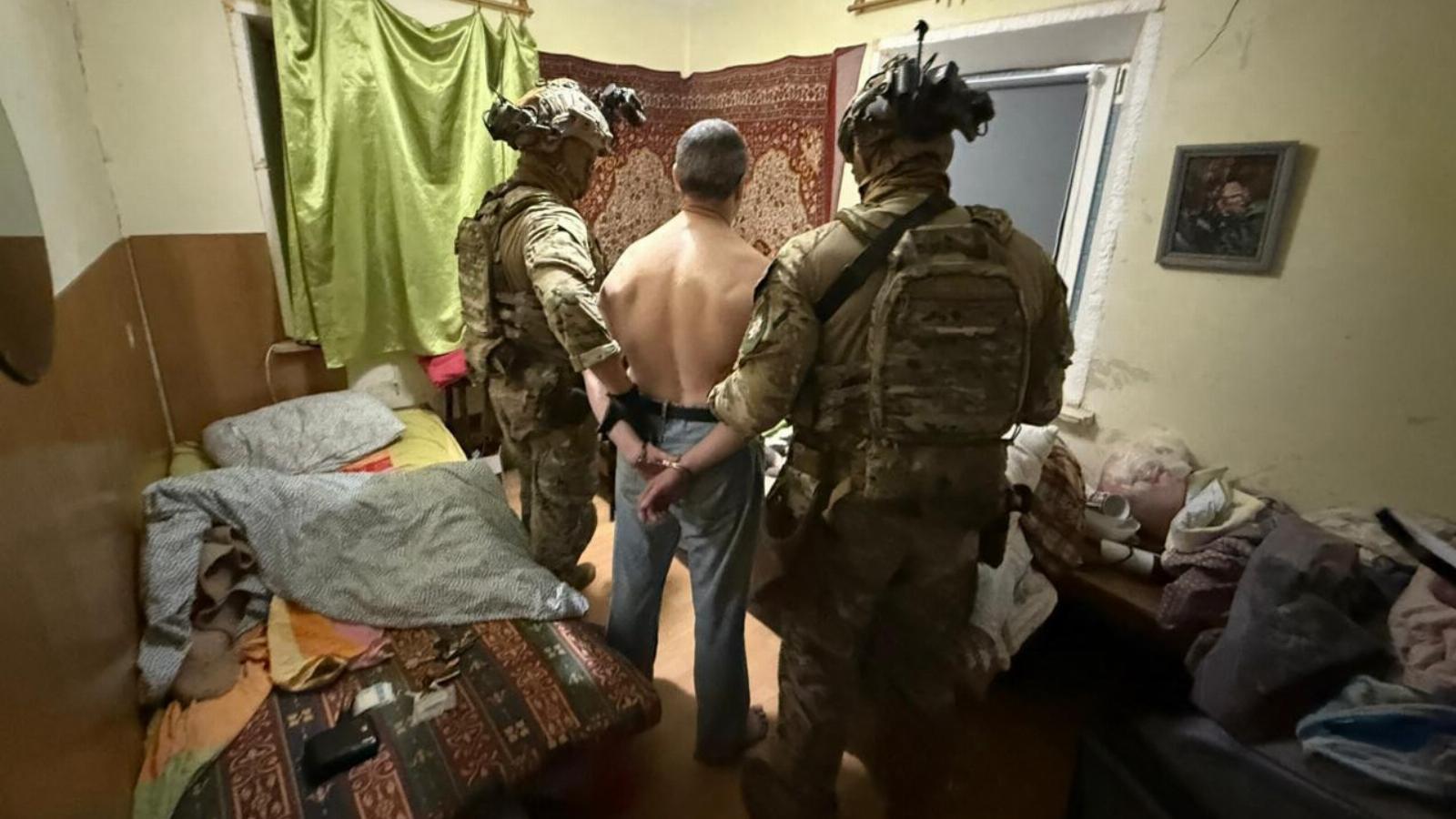 Az ukrán rendőrség által szeptember 1-jén közreadott kép a Parubij meggyilkolásával gyanúsított férfi letartóztatásáról 