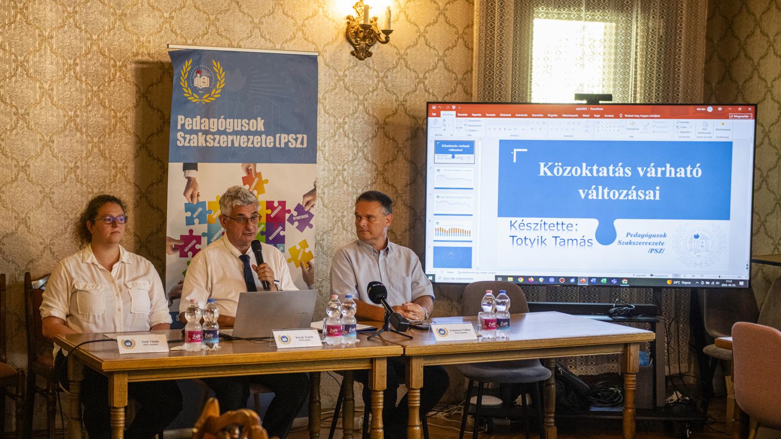 A Pedagógusok Szakszervezete tanévnyitó sajtótájékoztatója Budapesten szeptember 1-jén 