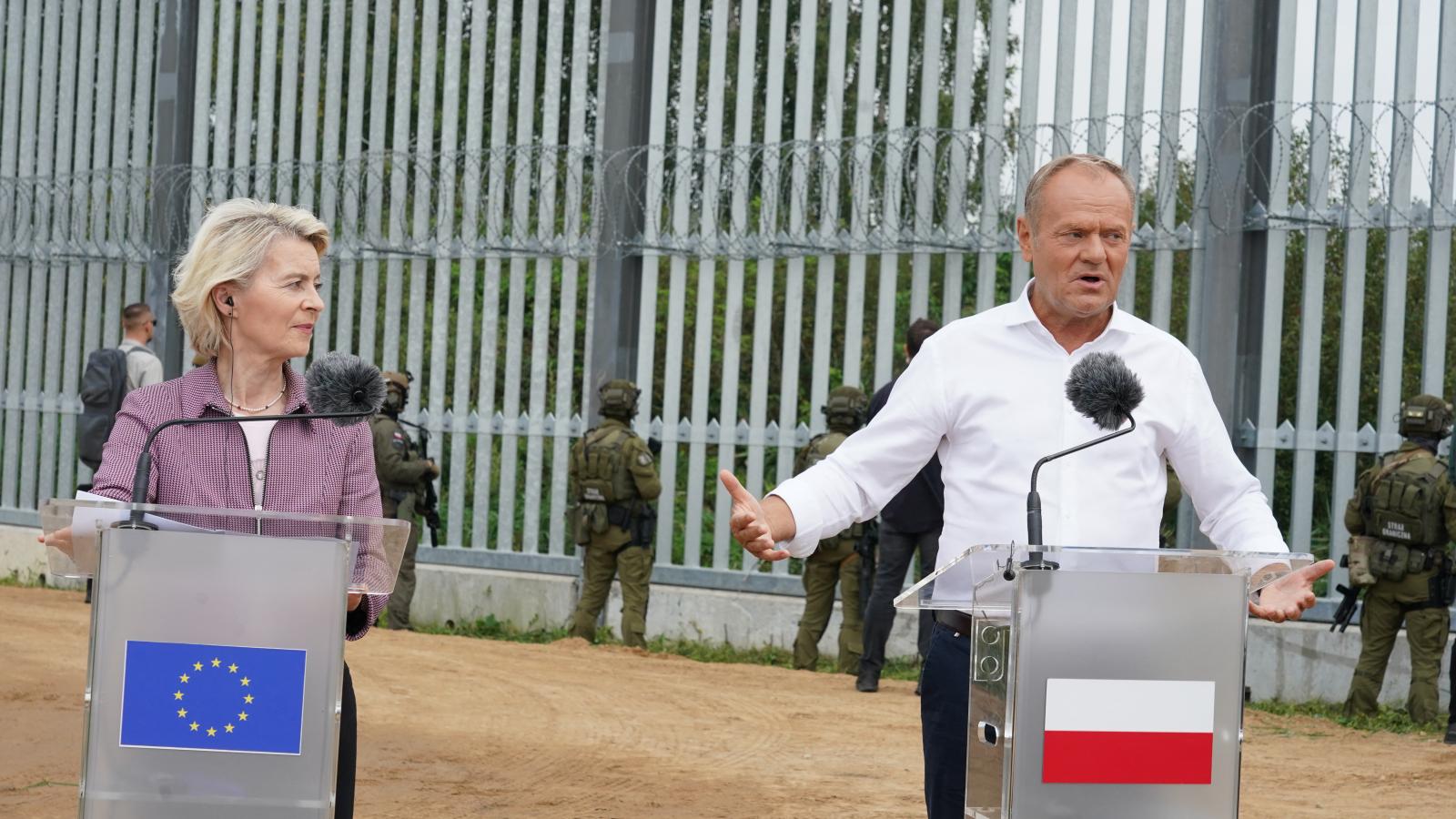 Ursula von der Leyen, az Európai Bizottság elnöke és Donald Tusk, Lengyelország miniszterelnöke a lengyel-belarusz határon felállított kerítés előtt.