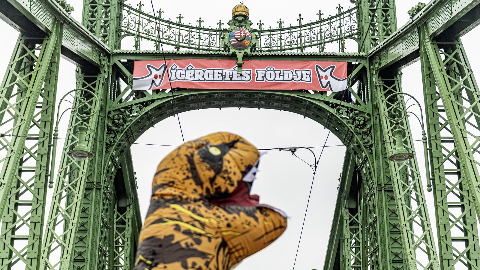 Kutyapárti dínó a Szabadság hídon. Még ígéret sincs a szükséges felújításokra