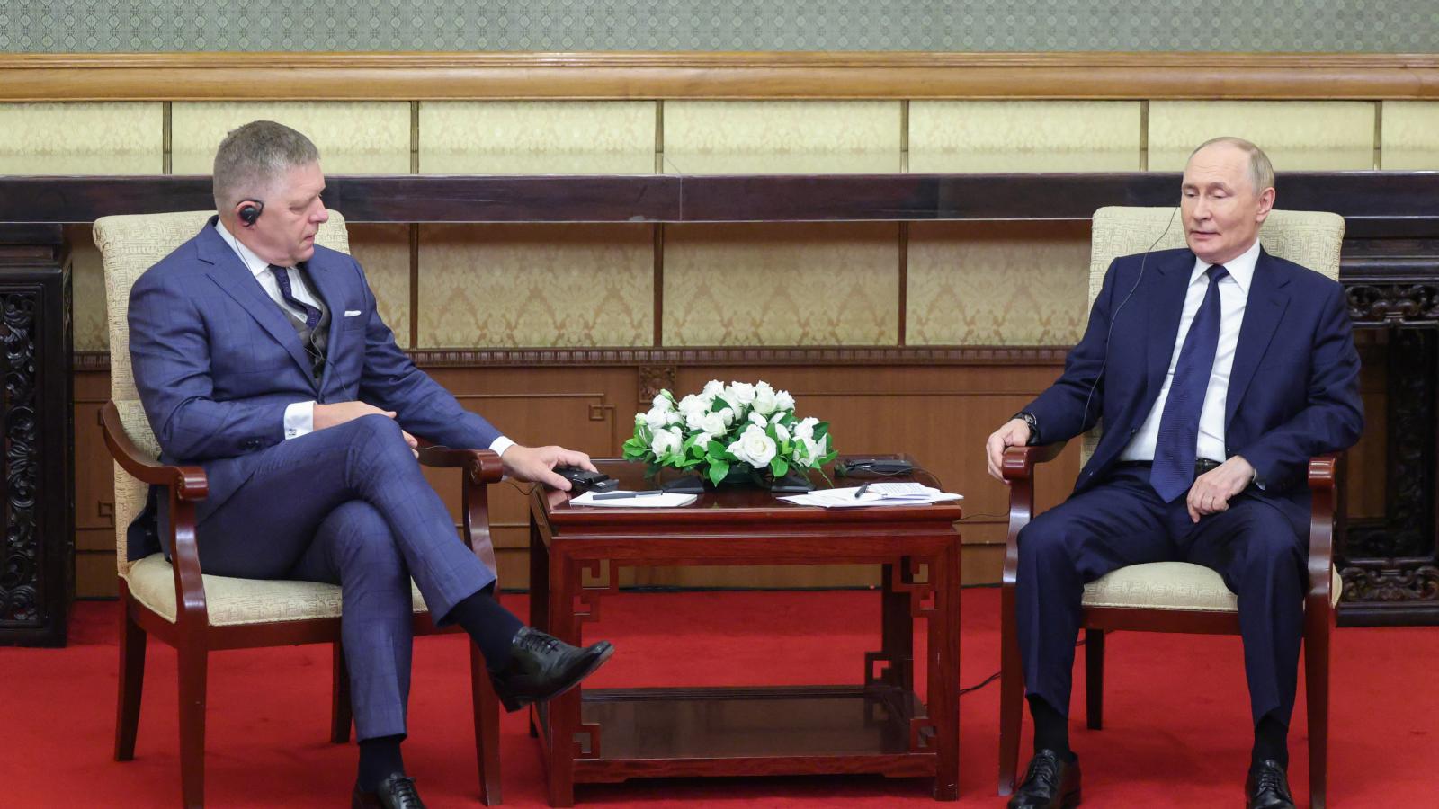 Vlagyimir Putyin orosz elnök és Robert Fico szlovák miniszterelnök 2025. szeptember 2-án Pekingben