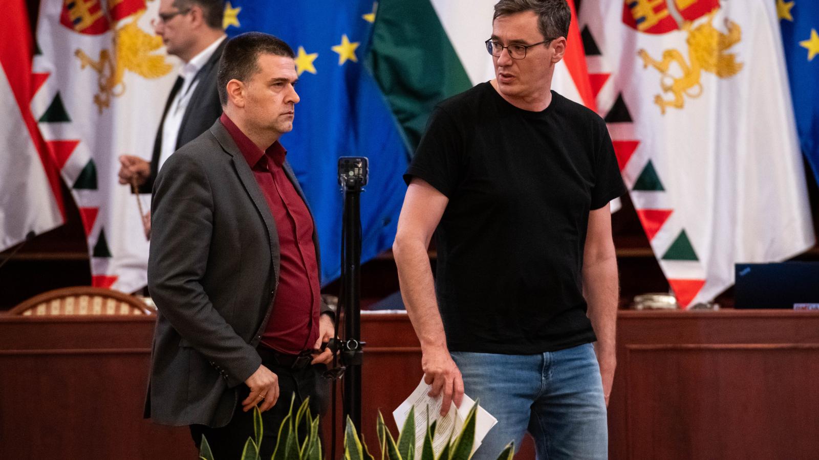 Illusztráció: Kiss Ambrus, a  Főpolgármesteri Hivatal főigazgatója és Karácsony Gergely főpolgármester a Fővárosi Közgyűlés üléstermében 