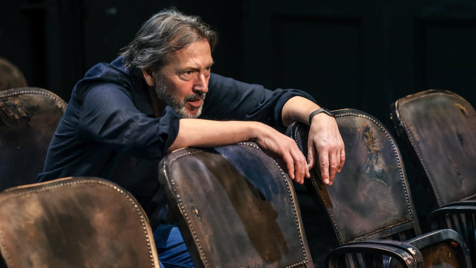 Gálffi László moziszékek között játssza A Darvas című előadást