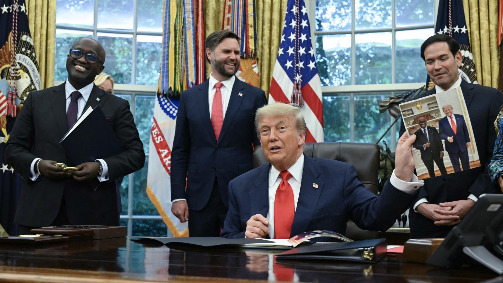 Donald Trump az Ovális Irodában a ruandai külügyminiszterrel, Olivier Nduhungirehével a kongói–ruandai békeegyeztetésen, júniusban