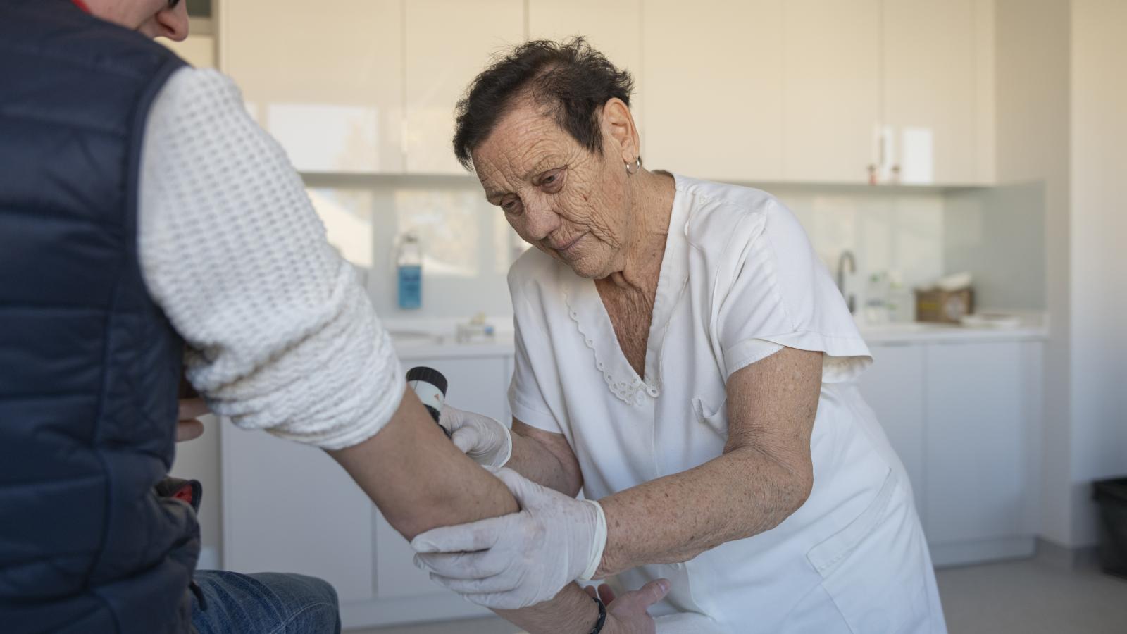 A nyugdíj mellett dolgozó egészségügyiseknek nem jár az utalvány