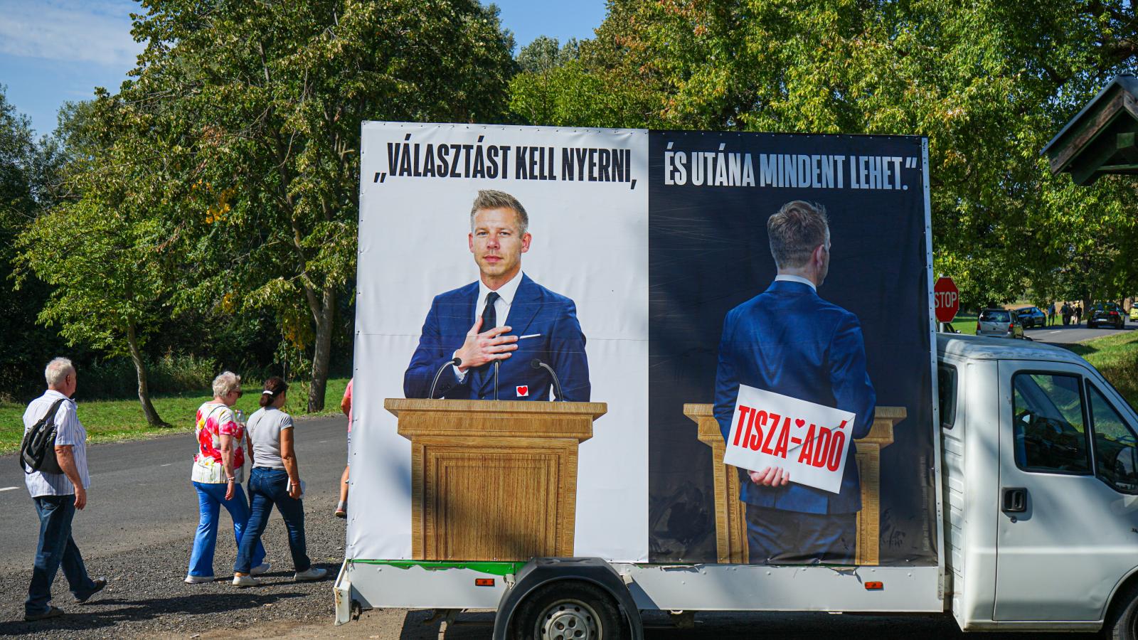 A NEM plakátja Kötcse határában.