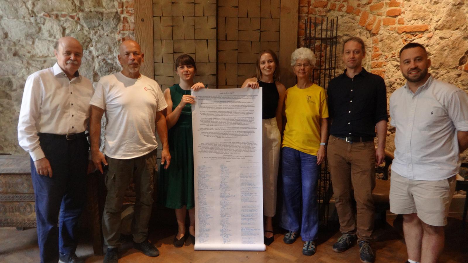 A Levél az ukrán népnek aláírt ívének átadása az ICES ungvári irodájában