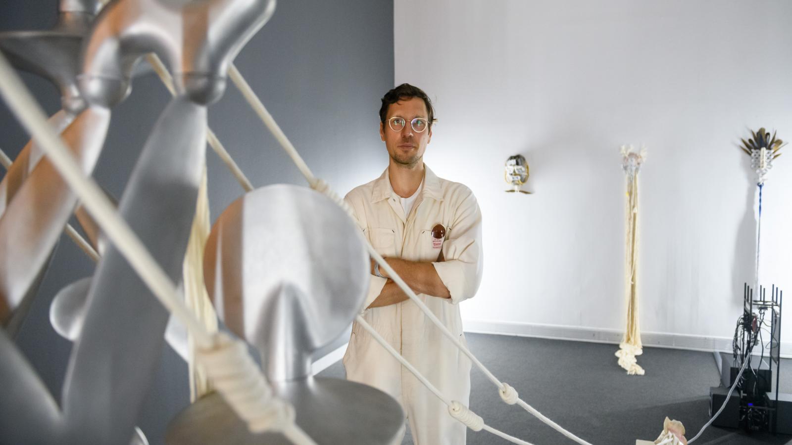 Melkovics Tamás szobrászművész az installációval