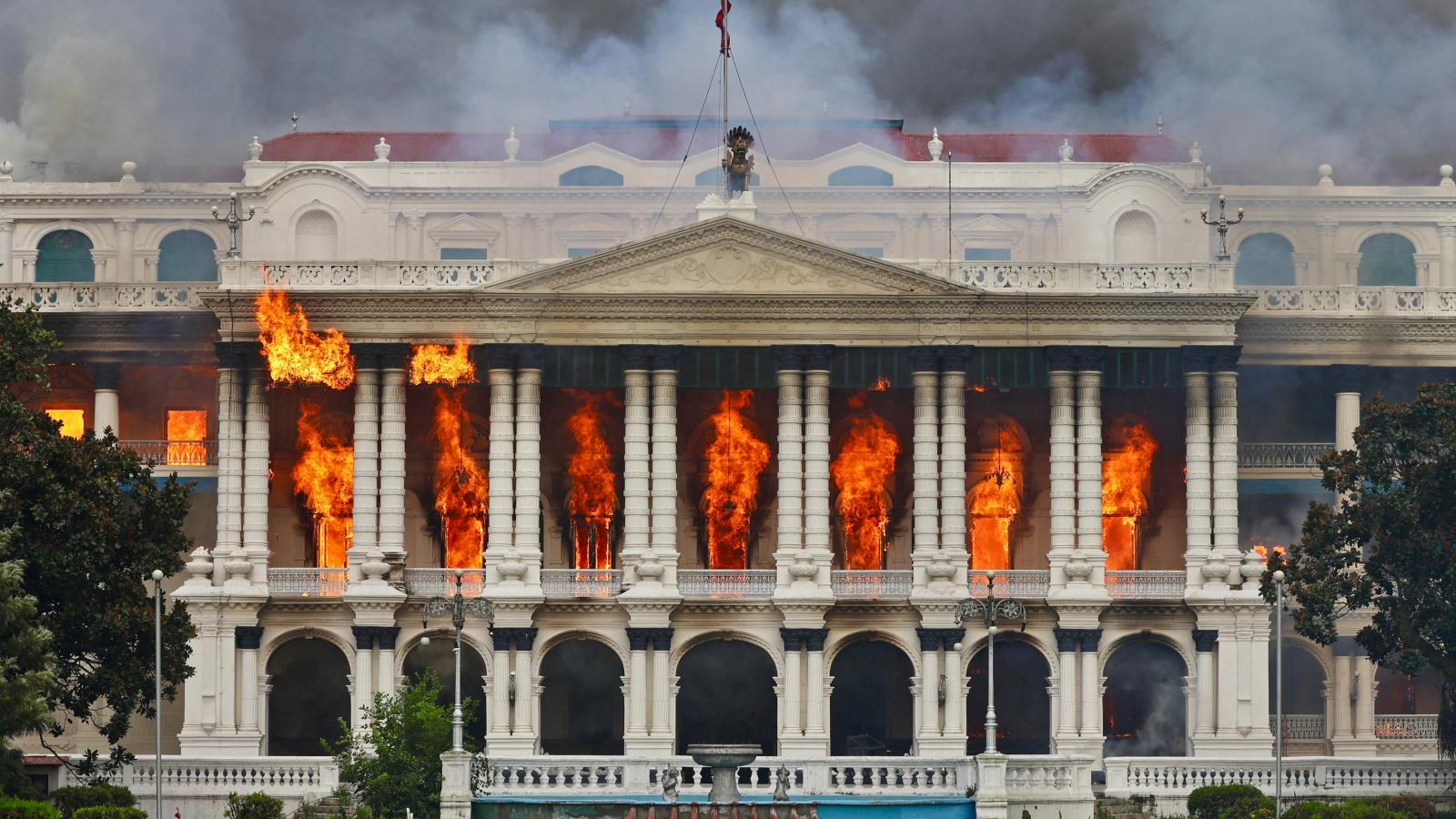 A parlament lángoló épülete 2025. szeptember 9-én Katmanduban