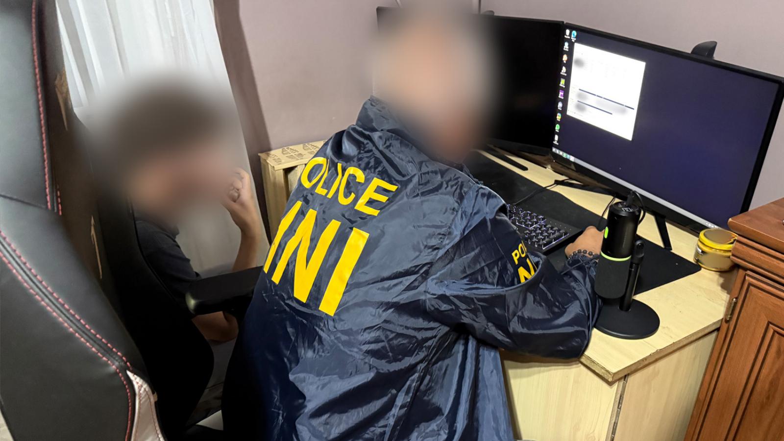 A fiú számítógépének vizsgálata a házkutatás során