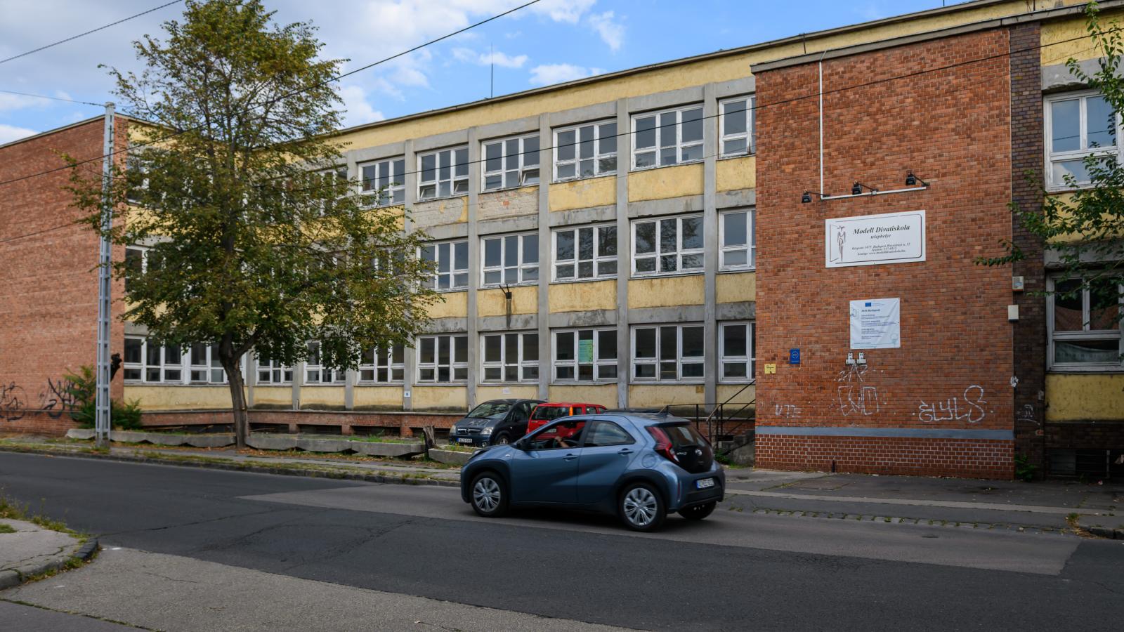 A Baross utcai volt iskolaépület még üres. Itt 26 bérlakást alakítanának ki