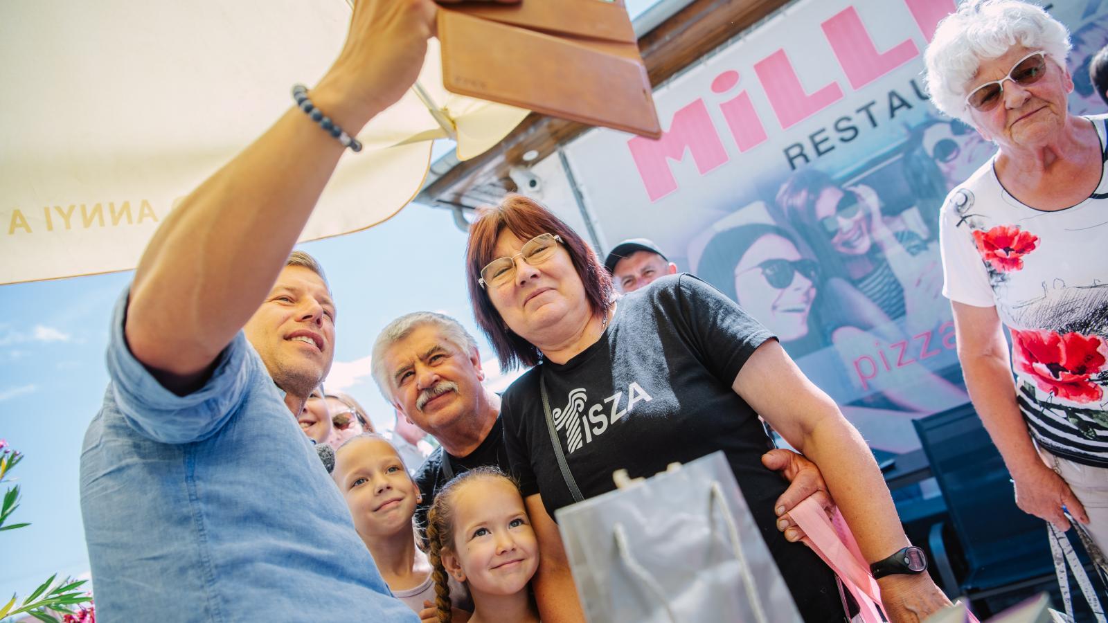 Magyar Péterék applikációja az önkénteseket csatornázza be a pártba