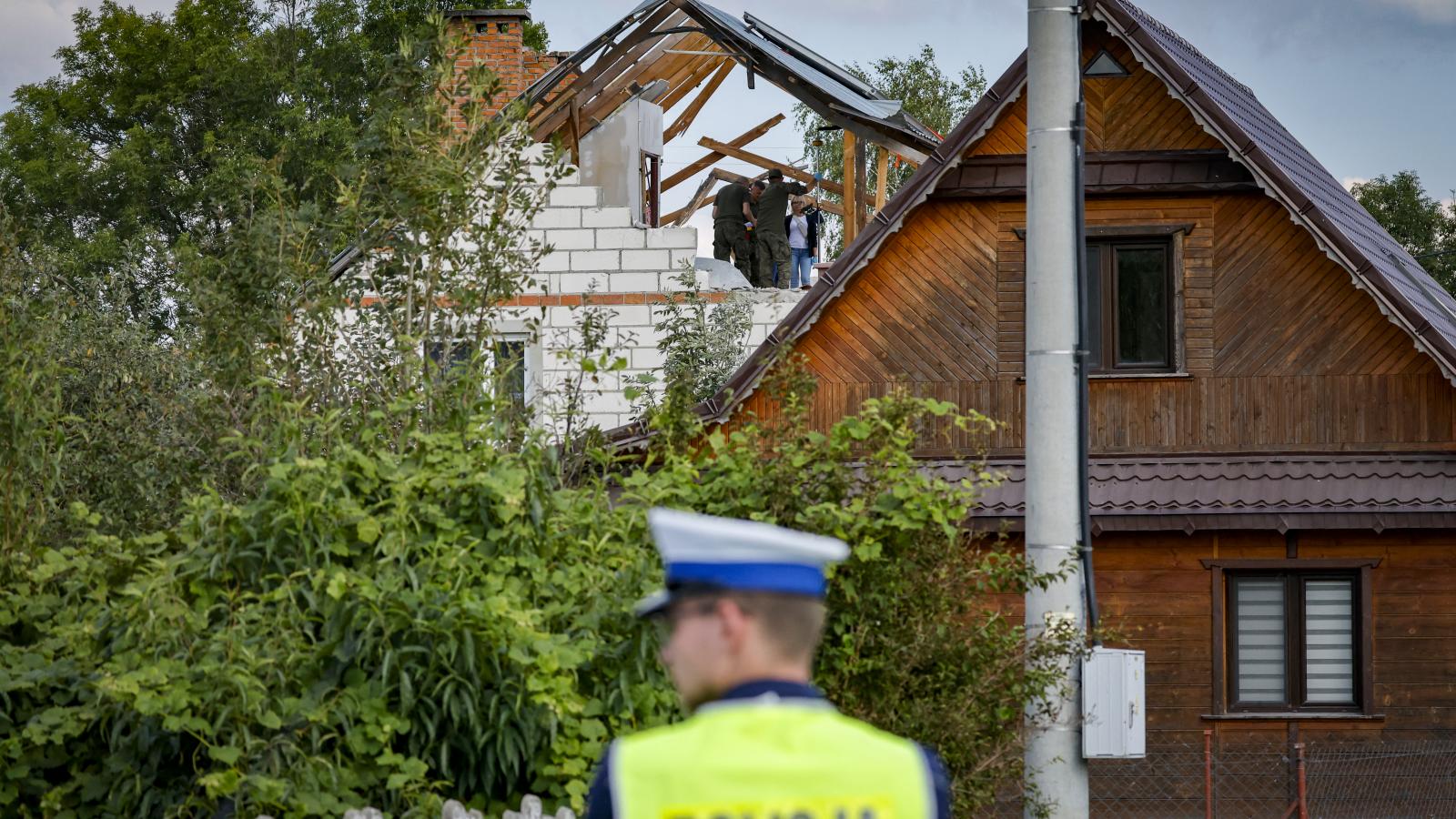A rendőrség és a hadsereg helyszínel egy orosz drón roncsai által megrongált épületben a kelet-lengyelországi Wyryki-Wola faluban szeptember 10-én