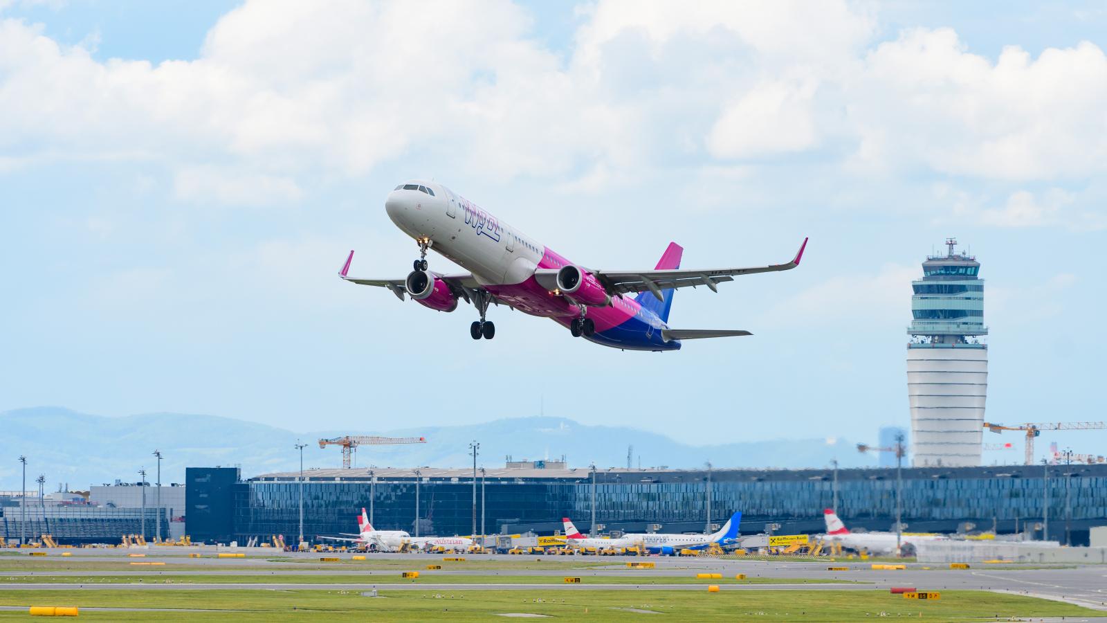 Felszálló Wizz Air-járat a bécsi repülőtéren 