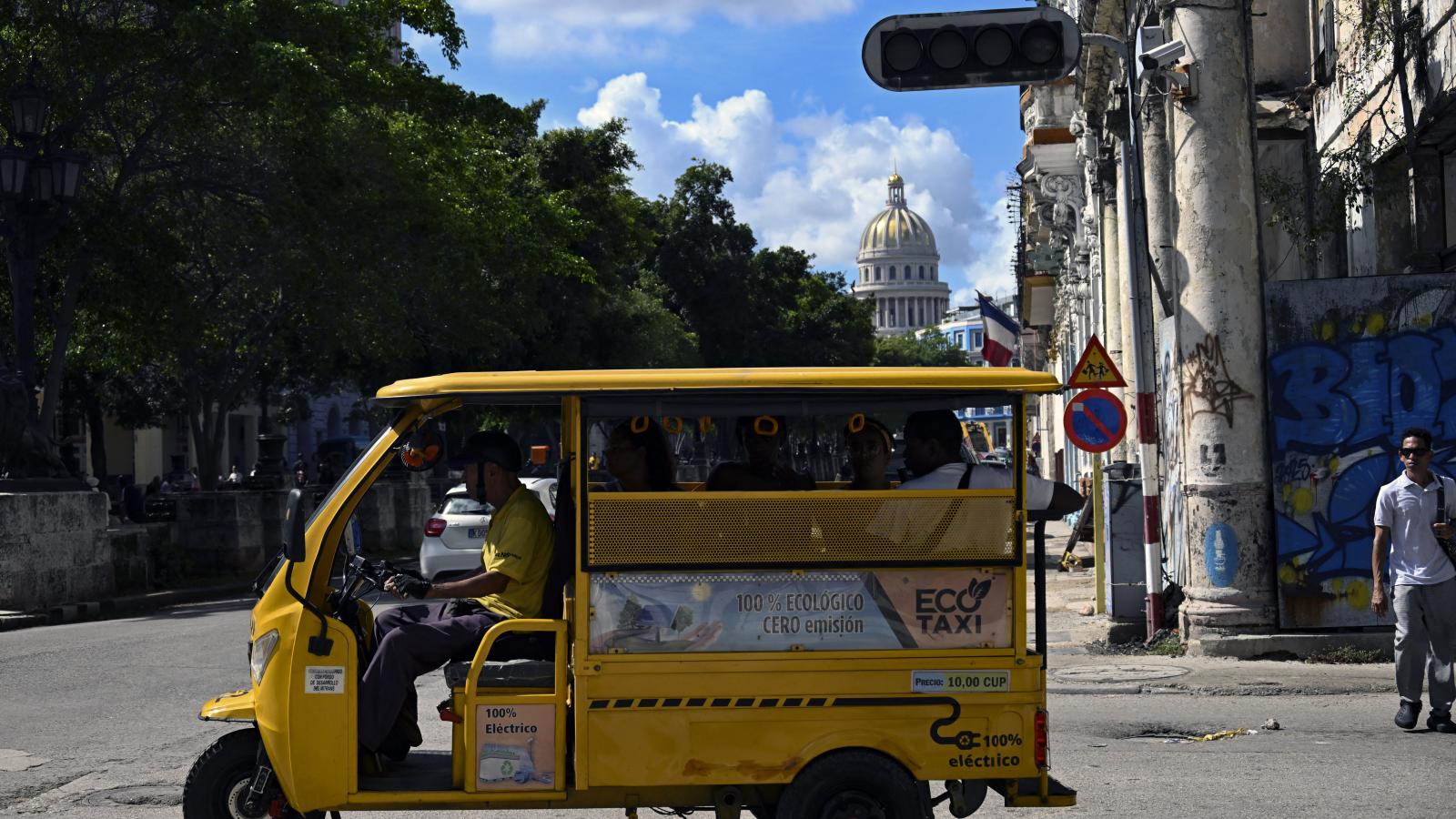 Lekapcsolt közlekedési lámpa Havannában 2025. szeptember 10-én.