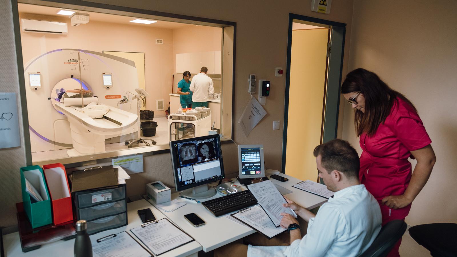 Az államtitkár szerint megkezdték az MR, CT képalkotó diagnosztikai park megújítását