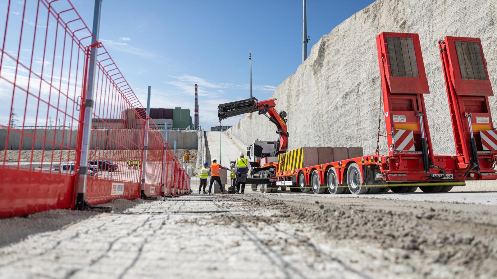 Készül a gödör Paks 2-nél. Bár a paksi bővítés ügyében kényszerpályán van az ország az oroszokkal kötött nemzetközi szerződés miatt, a megrendelt két reaktort mihamarabb üzembe kell állítani