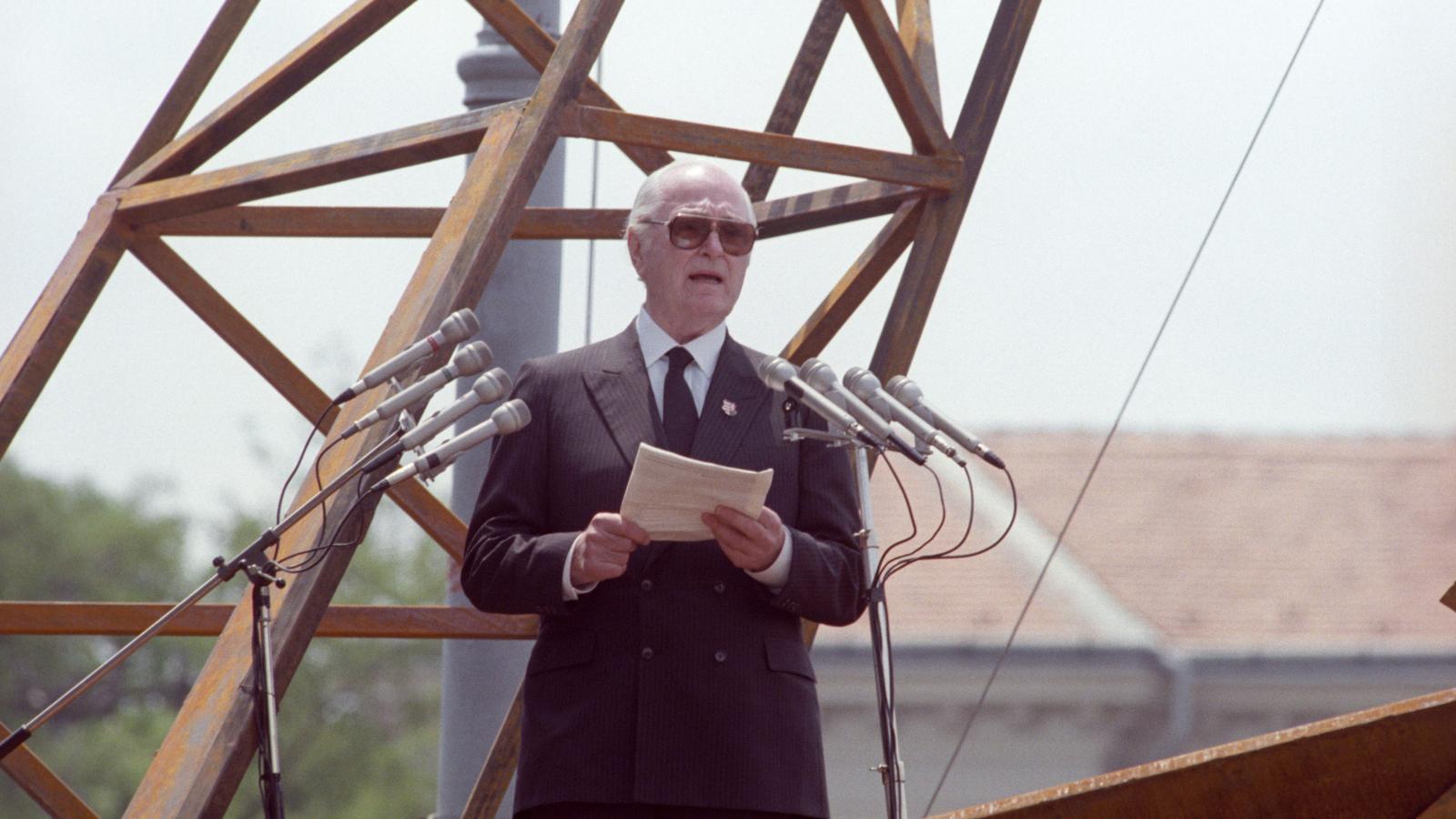 Király Béla 1989. június 16-án, Nagy Imre és társai újratemetésén és Horthy hadnagyaként 