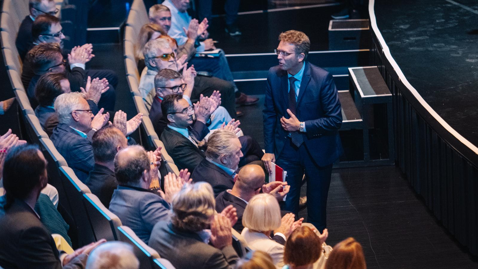 Hankó Balázs miniszter közelebb lépett a közönségéhez