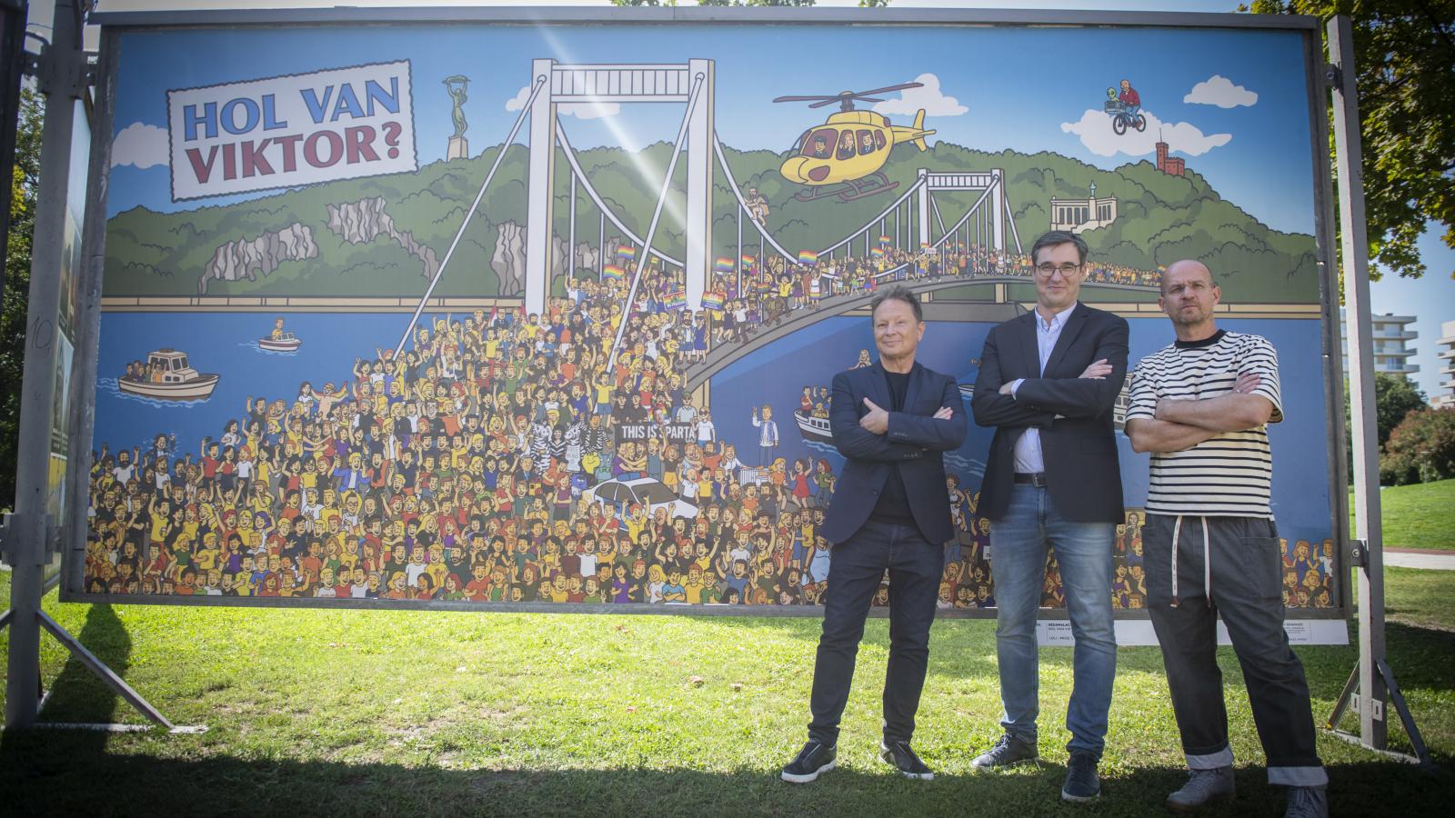 Geszti Péter, Karácsony Gergely és Bakos Gábor a nyertes, „Hol van Viktor?” című óriás­plakáttal. A figyelmes szemlélő Vlagyimirt és Józsefet is megtalálhatja a tömegben