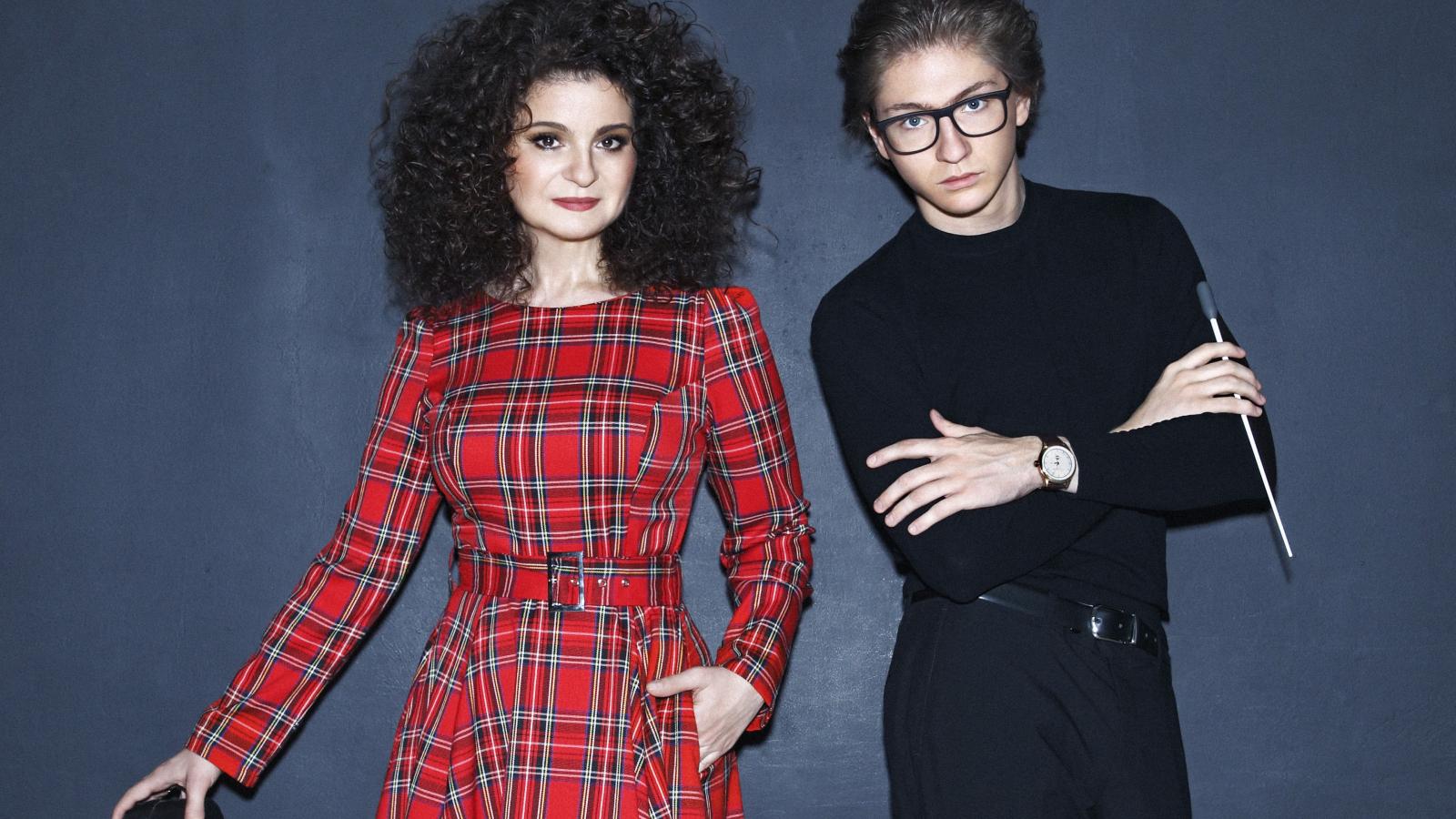 Korcsolán Orsolya hegedűművész és Sugár Nátán. Ha léteznek földönkívüliek, a tizenkilenc éves karmester kibontakozását már ők is ismerhetik