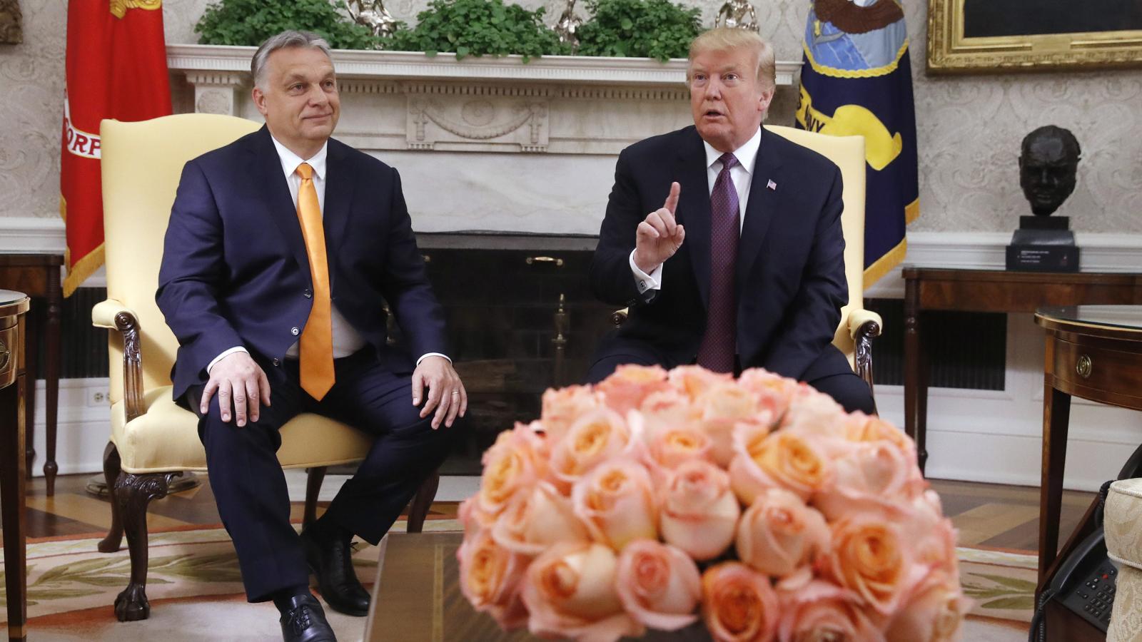Orbán és Trump a Fehér Ház Ovális irodájában 2019. május 13-án.