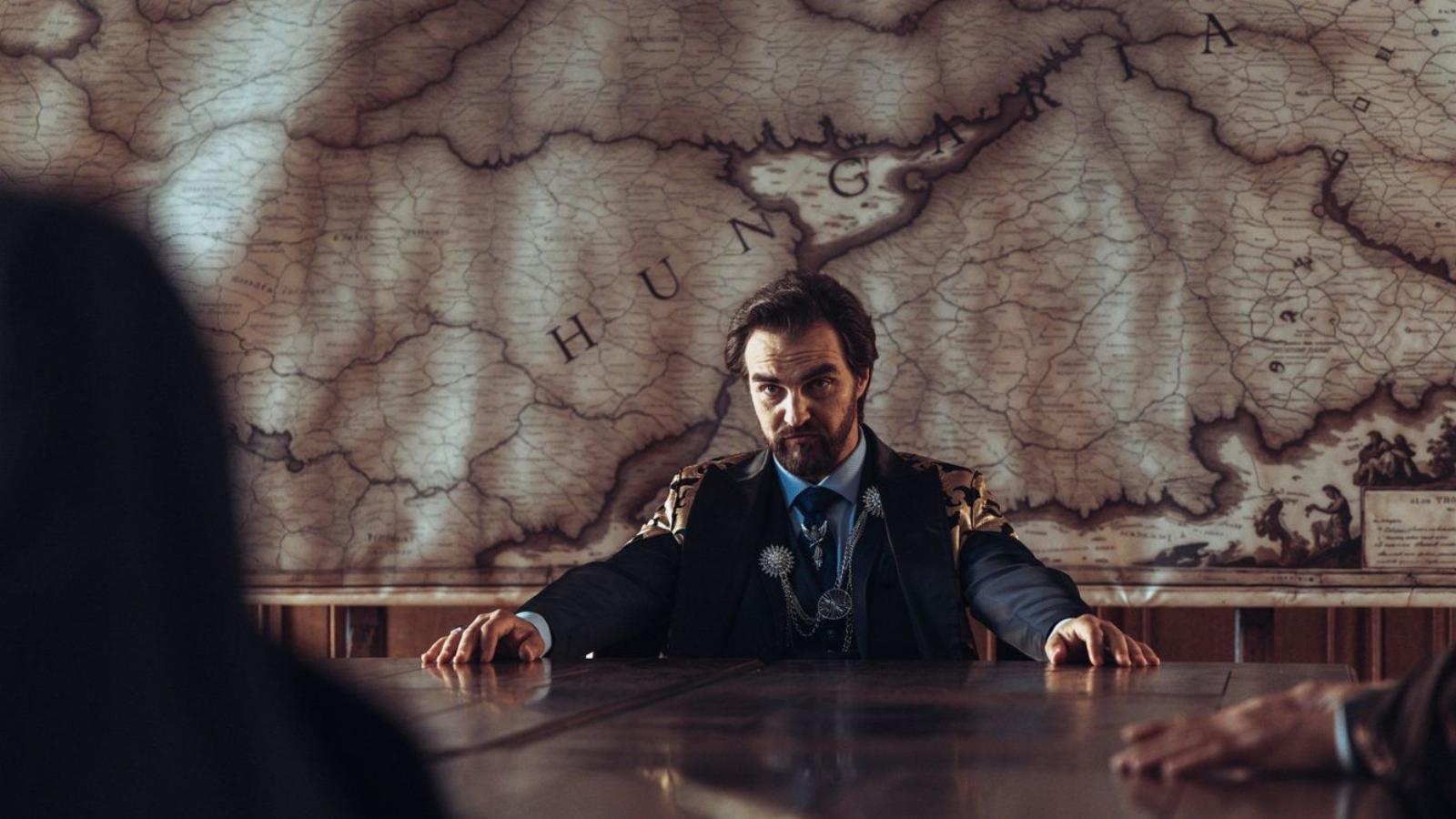 A Királytalálkozó című tévéfilm szolgai módon aktualizál (Dolhai Attila Károly Róbertként)