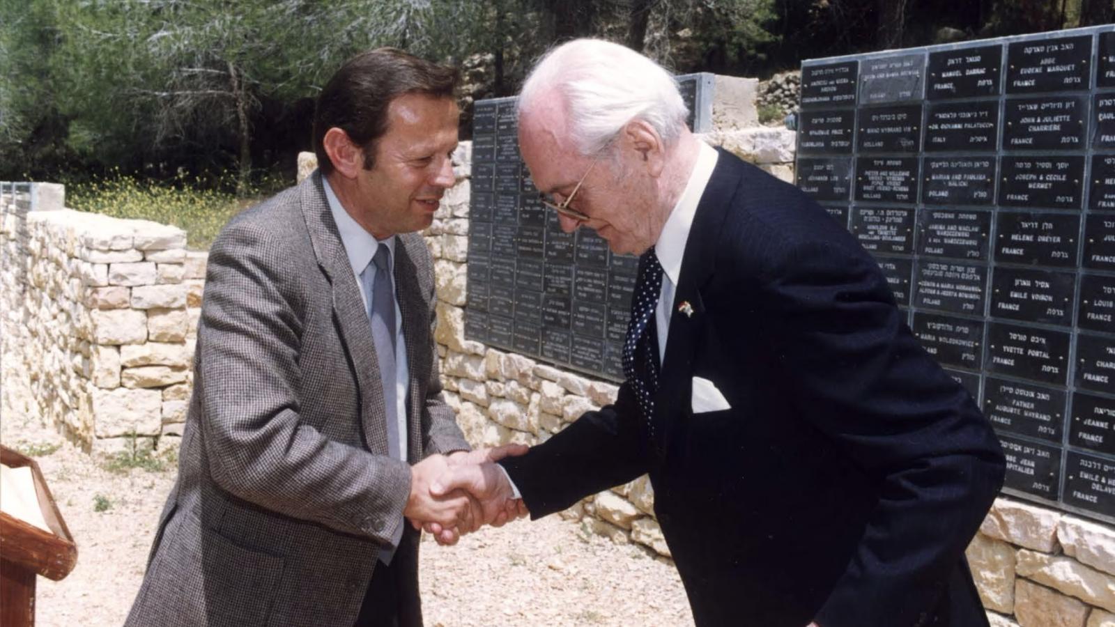 Király Béla (jobbra) mint a Világ Igaza – a Jad Vasem Intézet honlapján