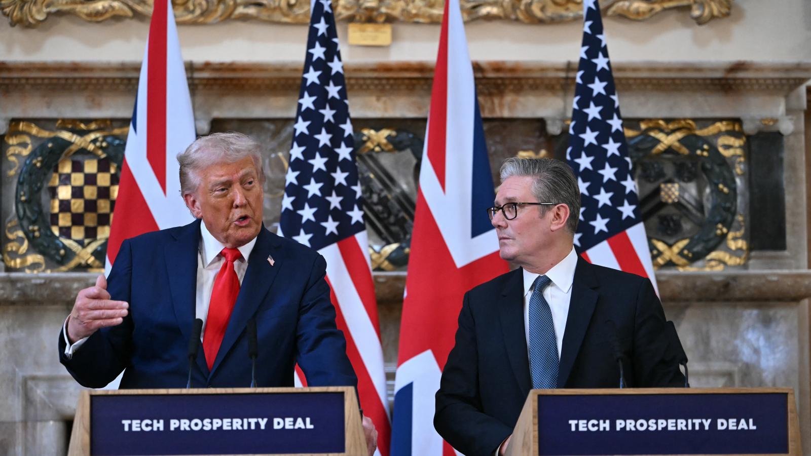 Donald Trump amerikai elnök és Keir Starmer brit miniszterelnök közös sajtótájékoztatója a vezetők angliai Chequersben tartott találkozója után 2025. szeptember 18-án.