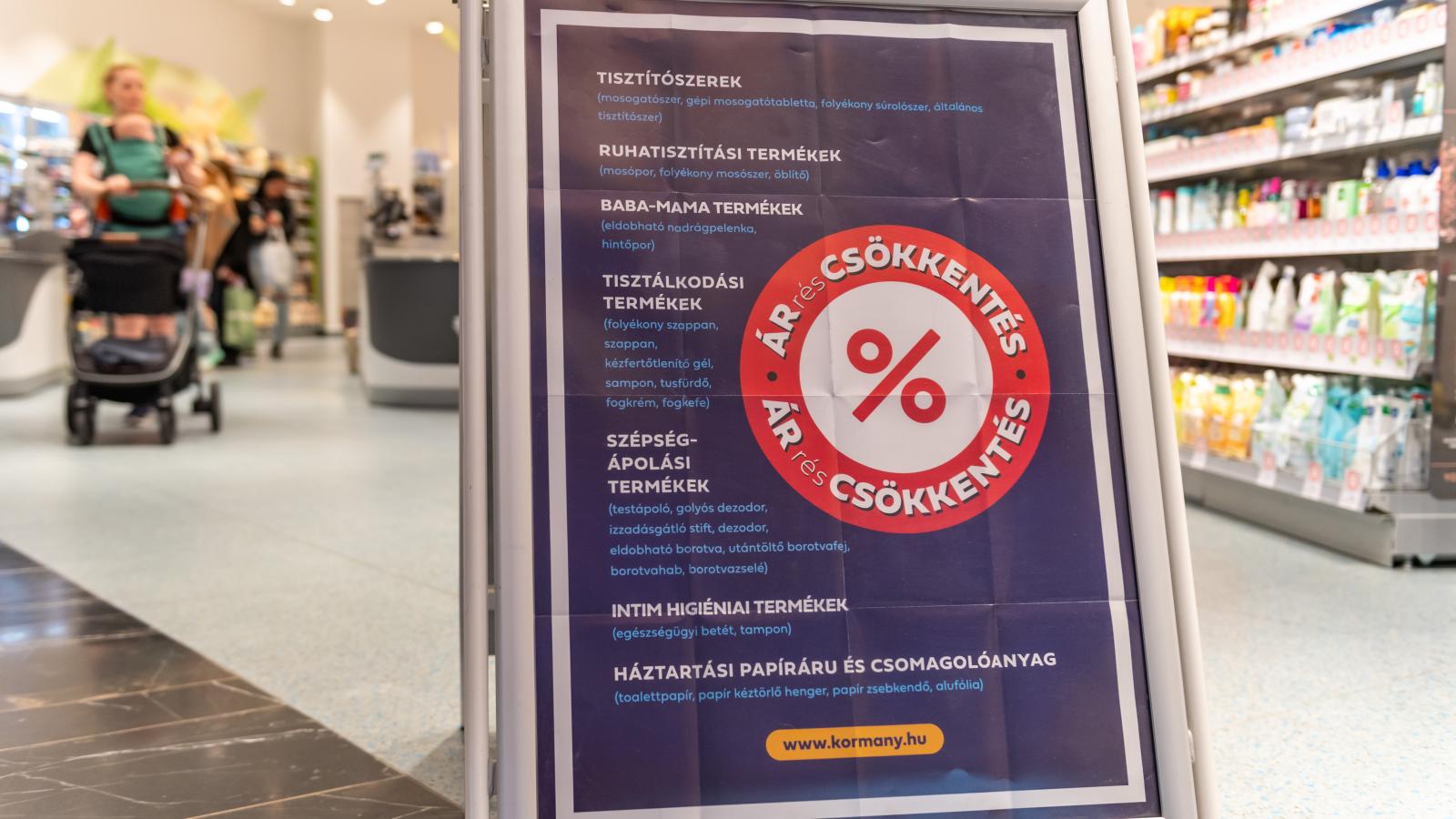 Jelentős inflációs kockázatot hordoz a kormányzati árszabályozás, azaz az árrésstop jövő évi kivezetése