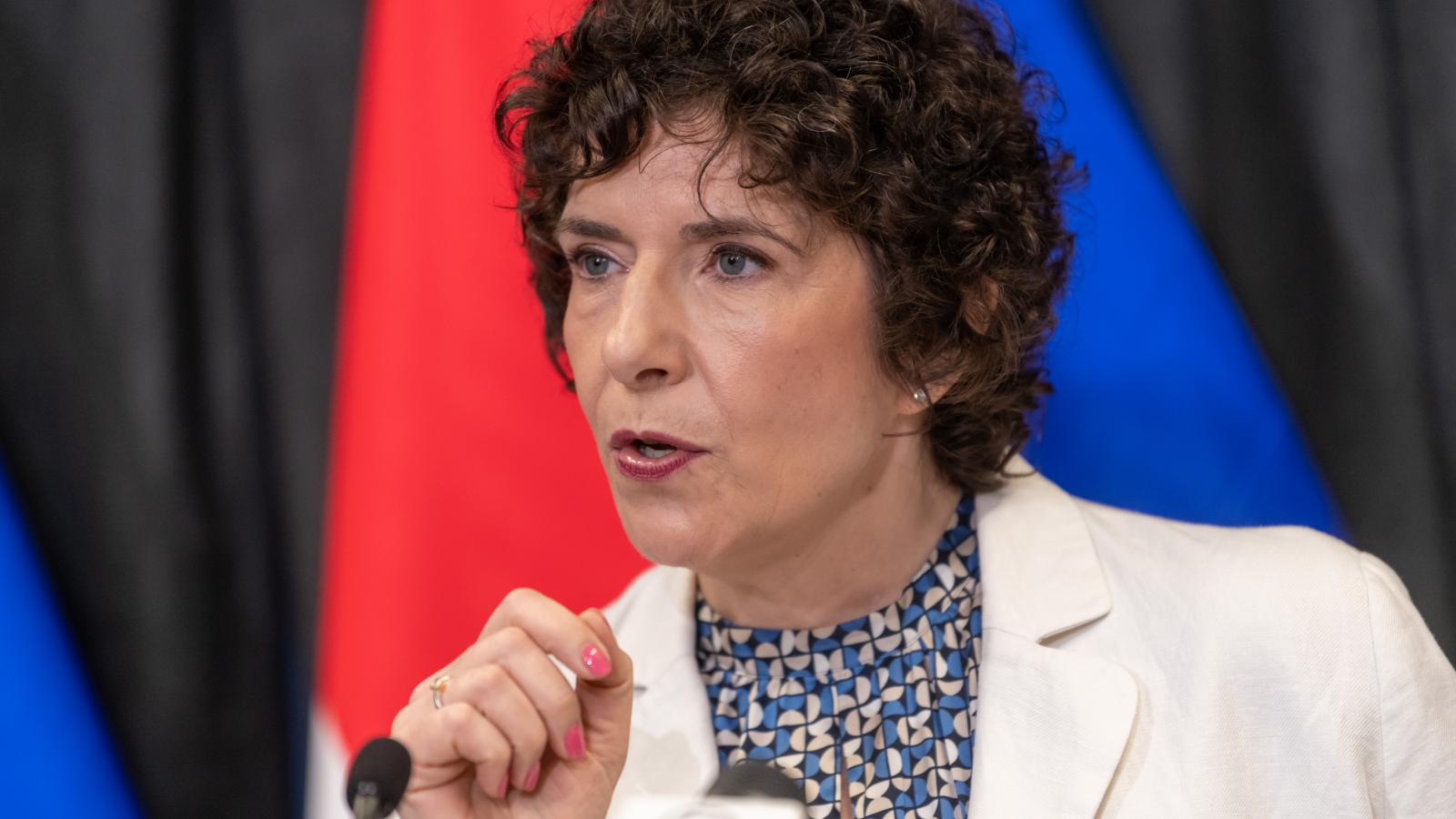 Dobrev Klára - Korábbi felvétel