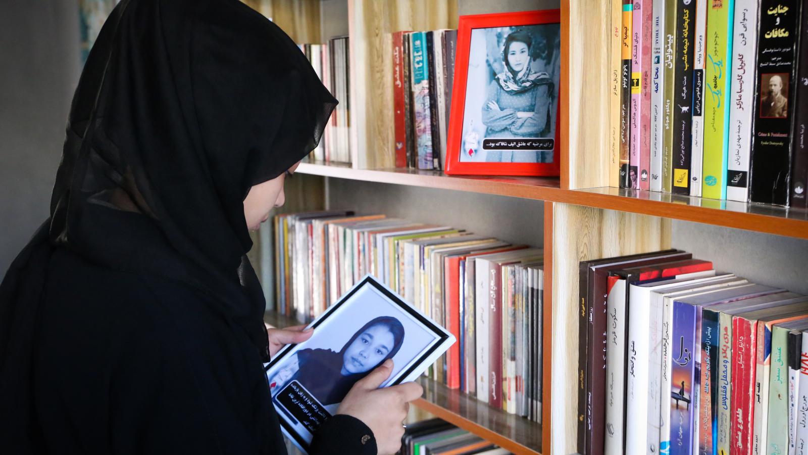 Afgán nő egy kabuli könyvtárban