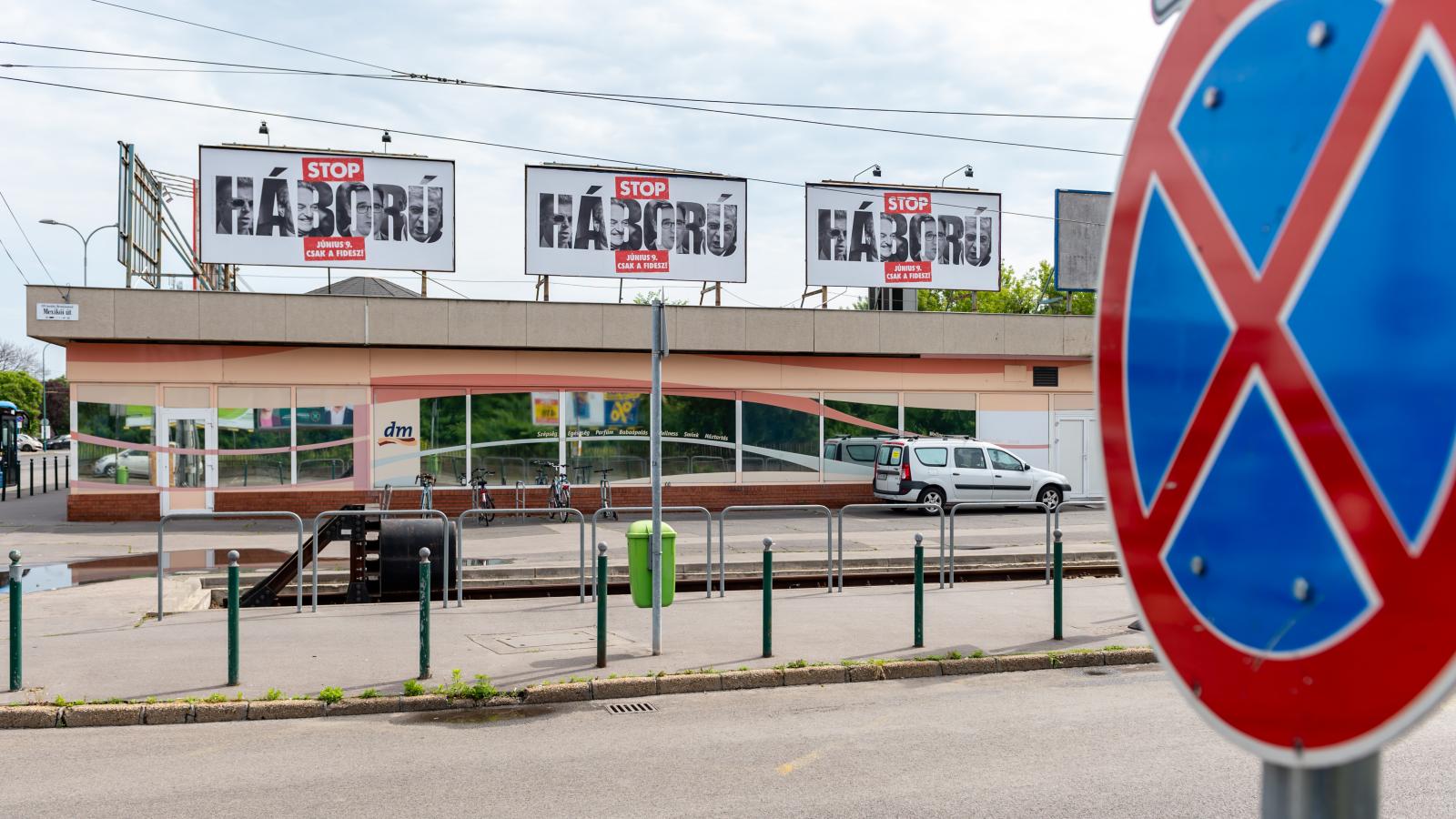 Plakátok Budapesten, a Mexikói úti buszpályaudvarnál 2024. május 21-én