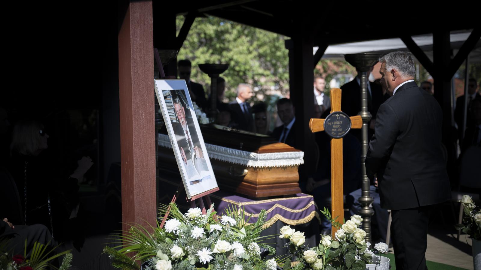 Orbán Viktor Kásler Miklós ravatalánál a sárvári Sári temetőben 2025. szeptember 19-én