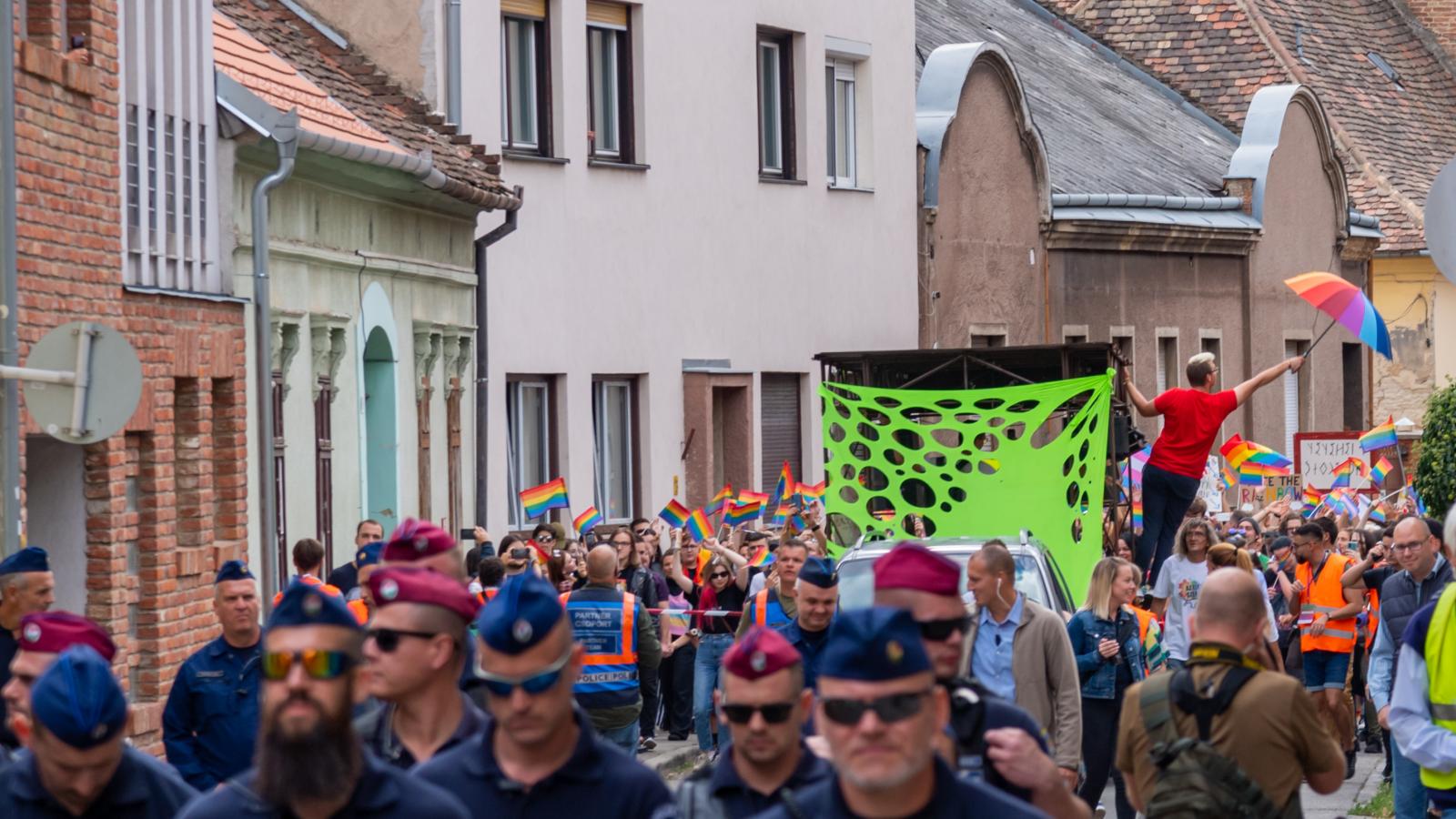 Rendőri felvezetés az első pécsi Pride-on 2021. szeptember 18-án 