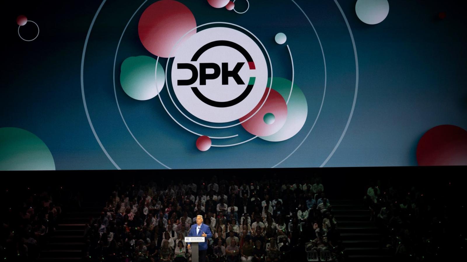 Orbán beszél. A szakértő szerint a szombati rendezvény célja az volt, hogy reprezentálja azt az imázsváltást, amelyben a kormányfő már nem egy dühös, hatalma megtartásáért kapkodó, agresszív vezetőként tűnik fel