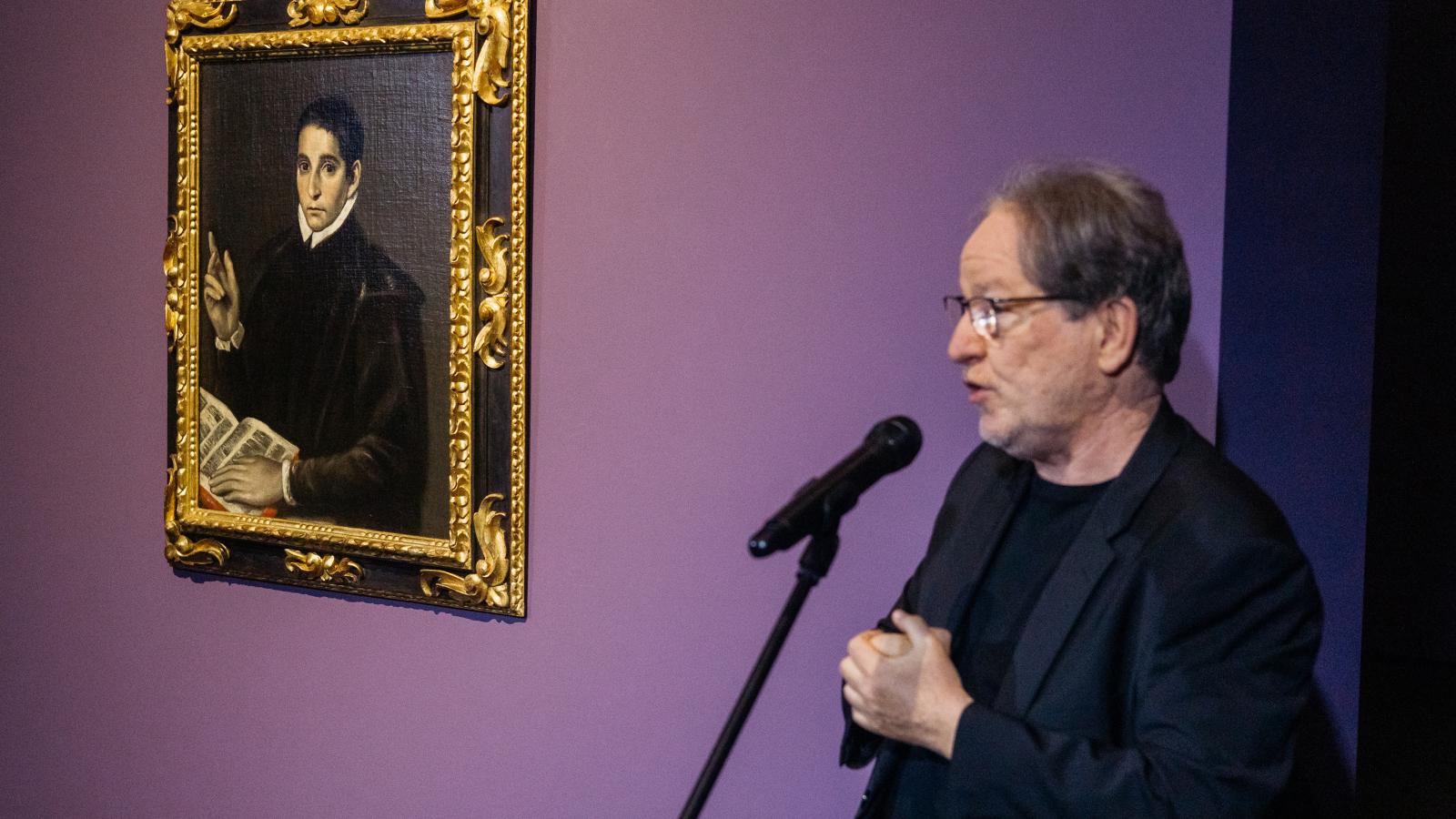 El Greco Gonzaga Szent Alajos képmása c. festménye mellette Baán László, a Szépművészeti Múzeum főigazgatója 2022-ben