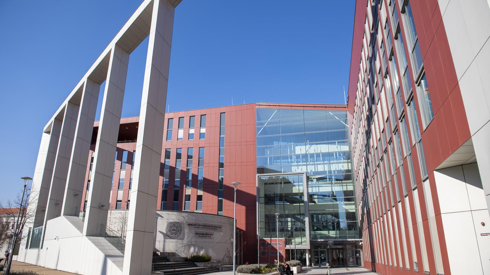 A Nemzeti Közszolgálati Egyetem különösen kedves a kormánynak