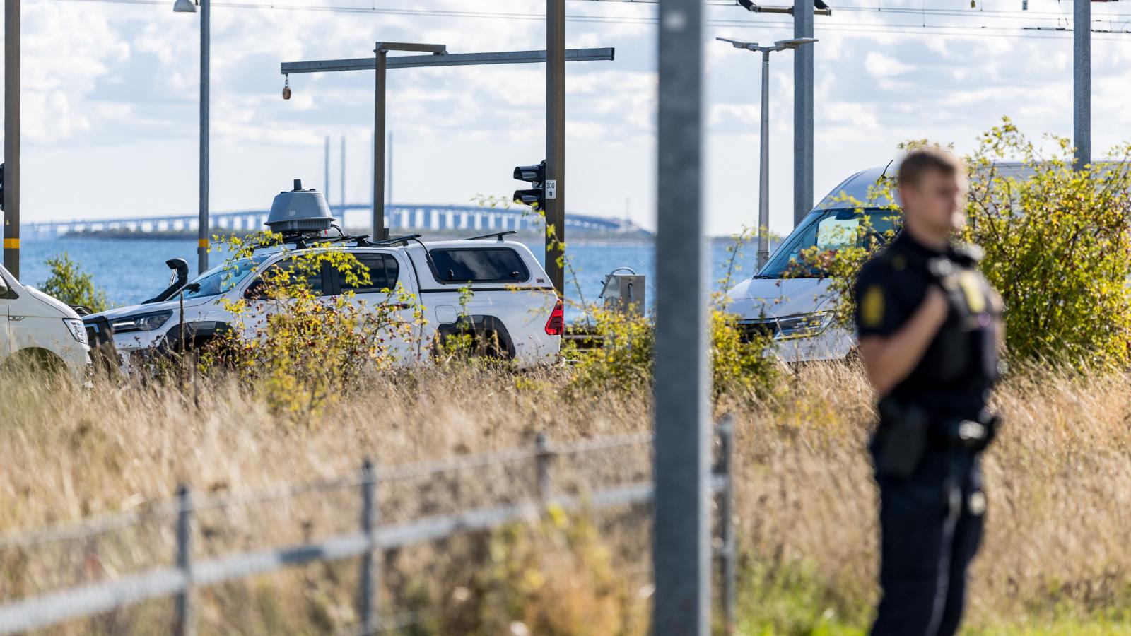 A rendőrség jelen van a koppenhágai repülőtér melletti Kystvejenen, 2025. szeptember 23-án